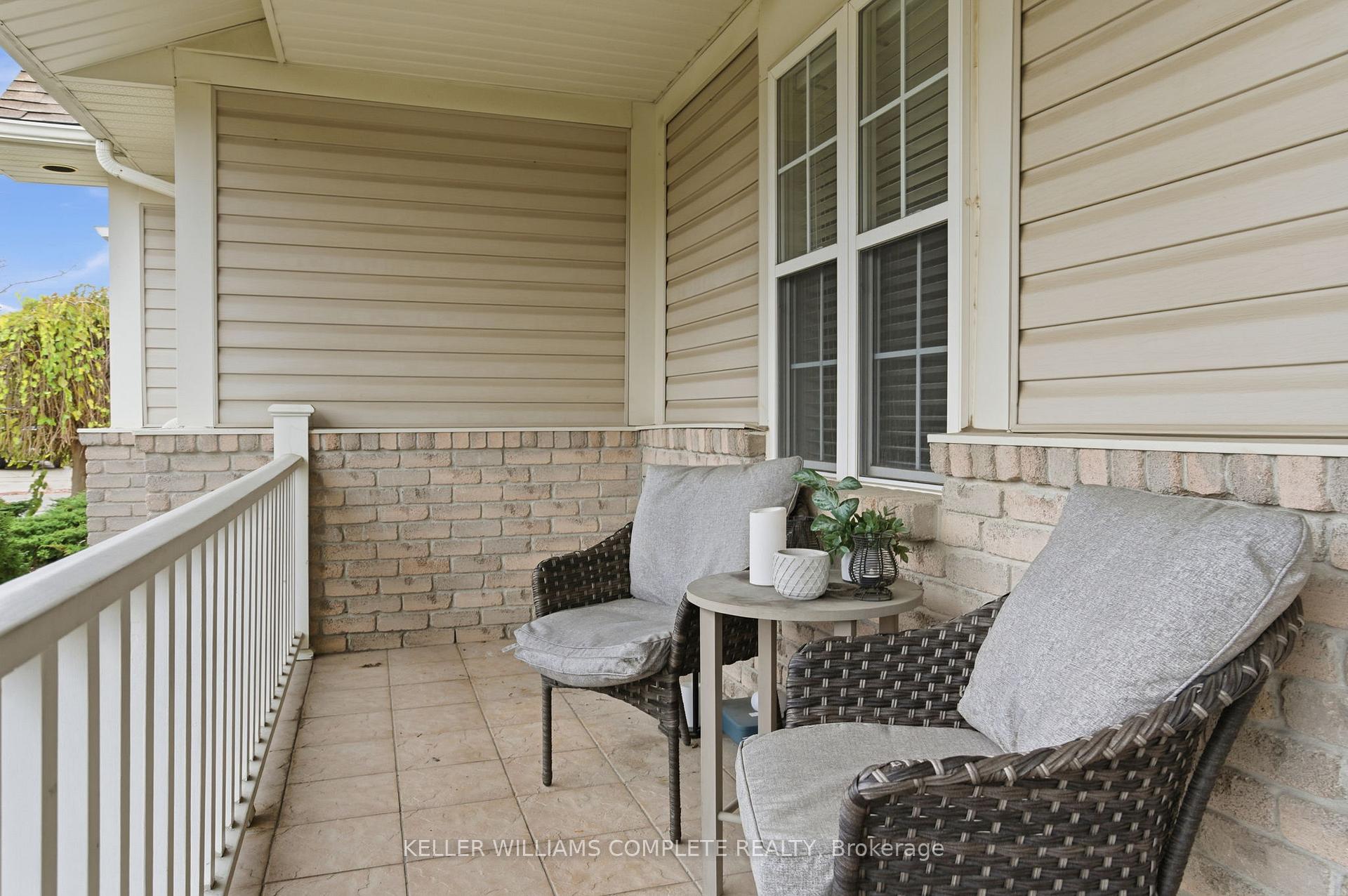 Photo 4 of 8 Sidney Crescent, Hamilton, Stoney Creek Mountain — HOMEH