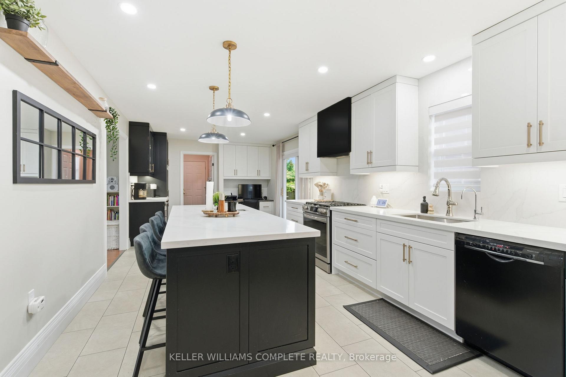 Photo 12 of 8 Sidney Crescent, Hamilton, Stoney Creek Mountain — HOMEH