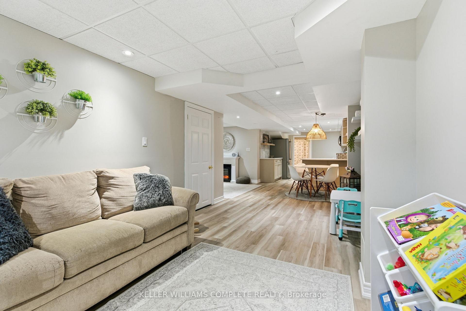Photo 36 of 8 Sidney Crescent, Hamilton, Stoney Creek Mountain — HOMEH