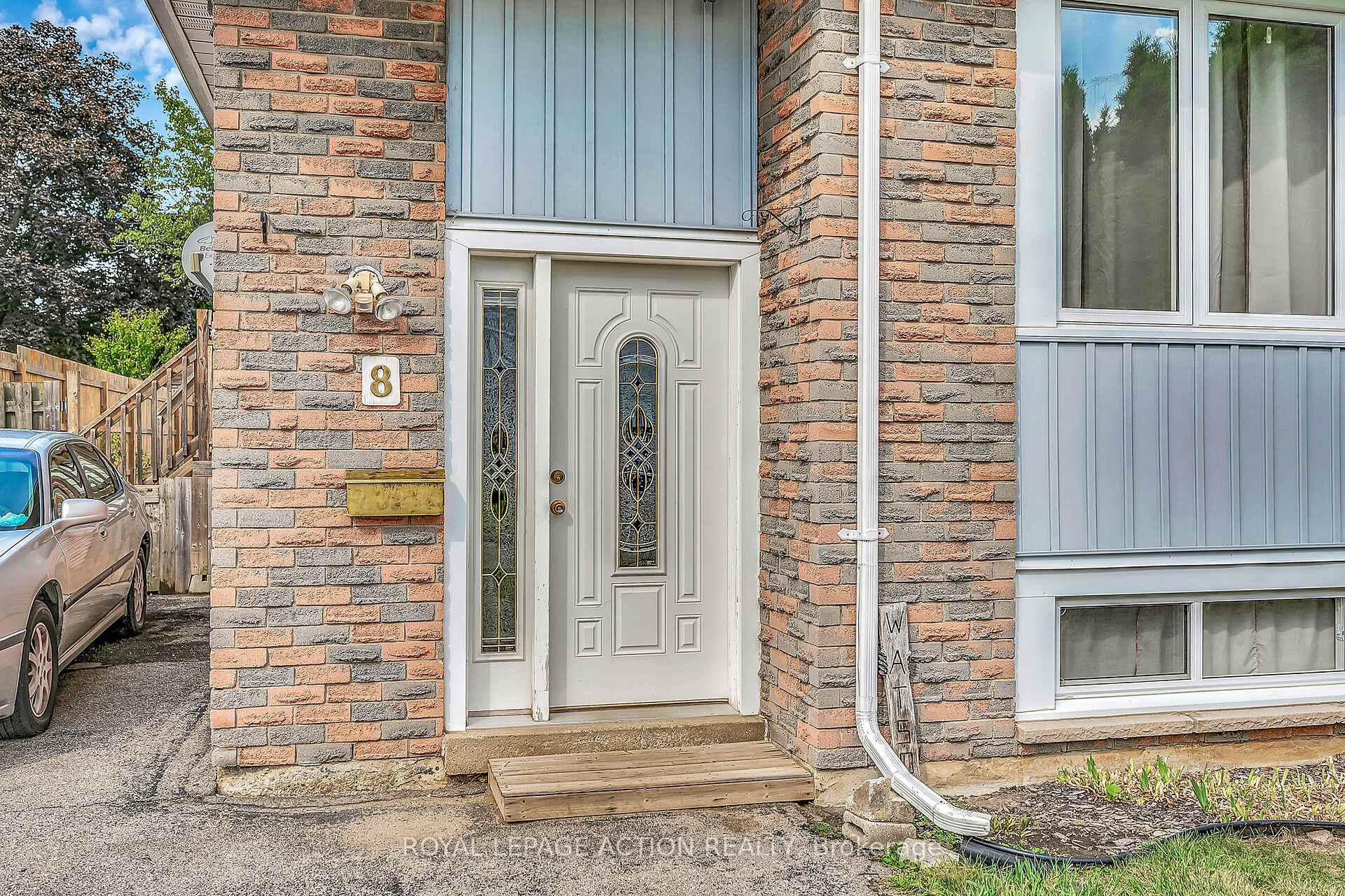 Photo 5 of 8 Maple Crescent, Brant, Paris — HOMEH