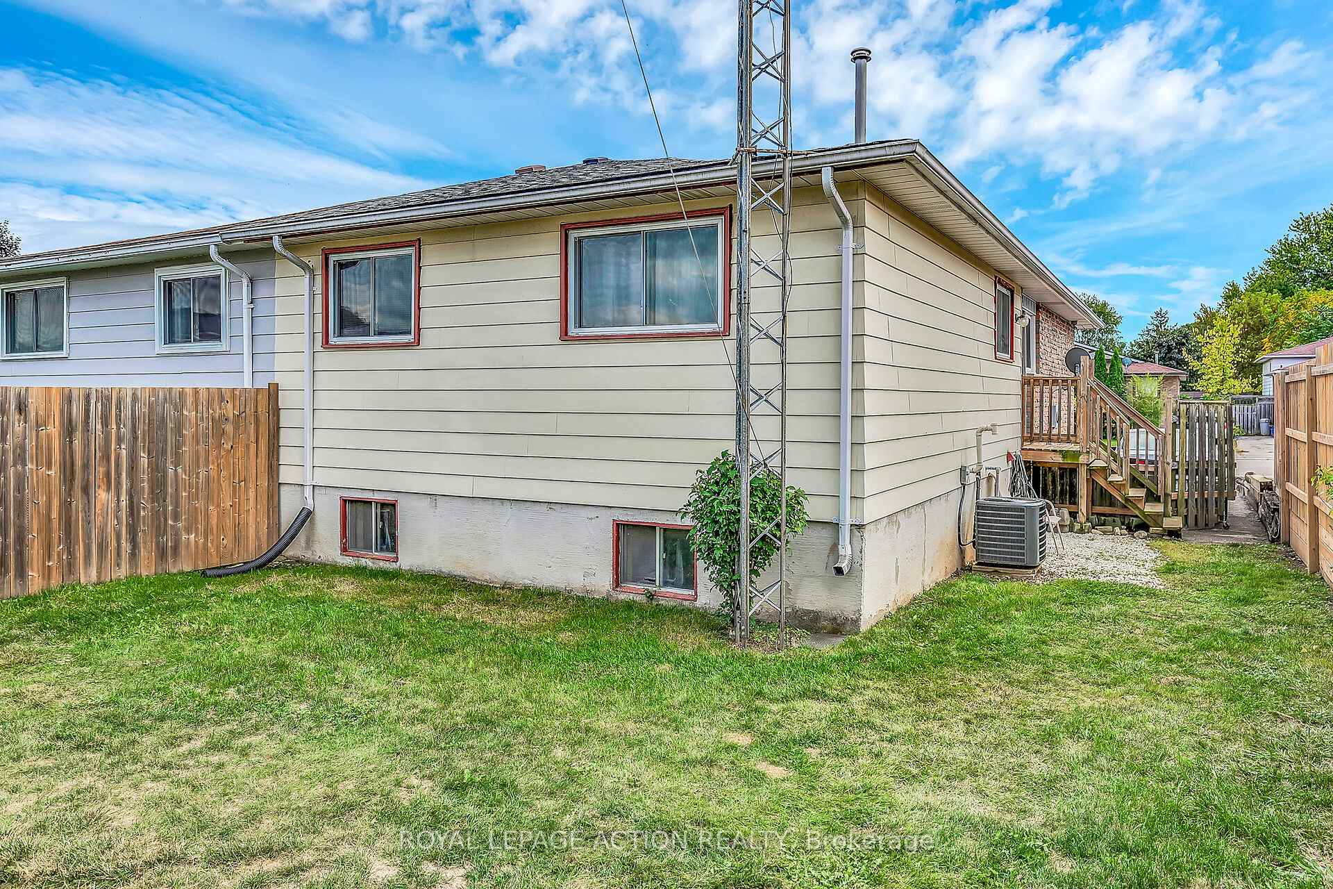 Photo 3 of 8 Maple Crescent, Brant, Paris — HOMEH
