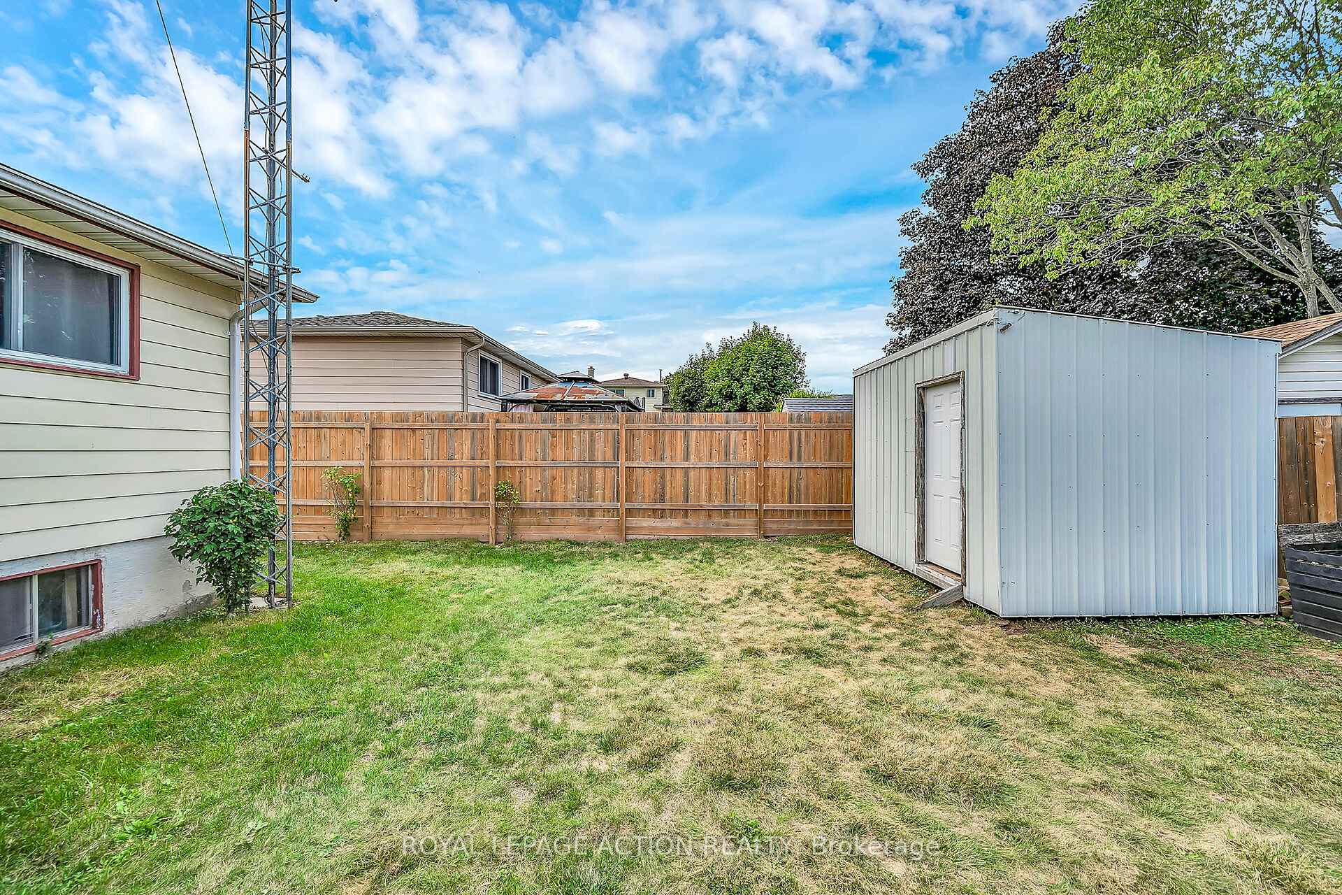 Photo 4 of 8 Maple Crescent, Brant, Paris — HOMEH