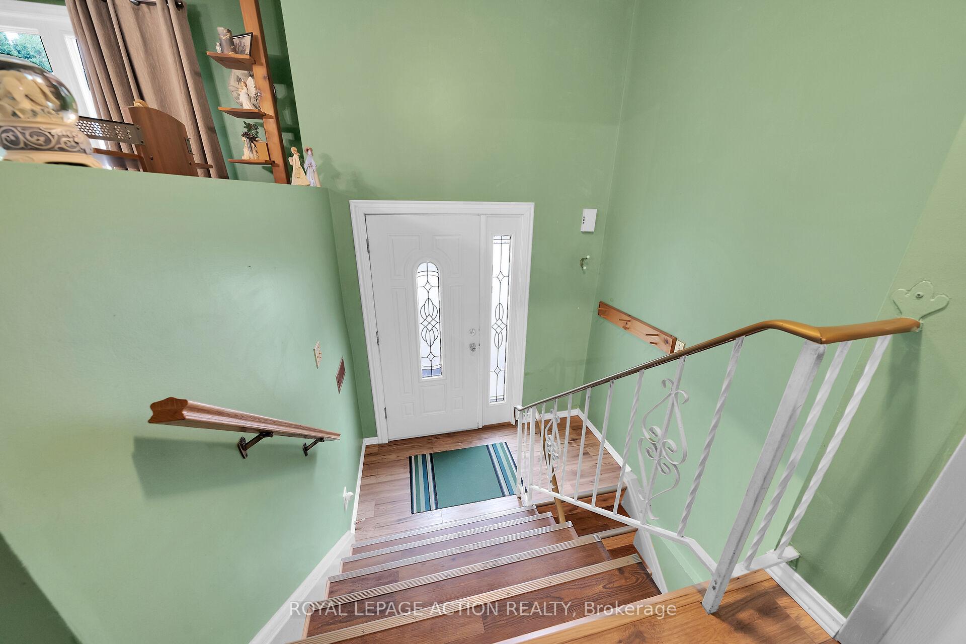 Photo 7 of 8 Maple Crescent, Brant, Paris — HOMEH