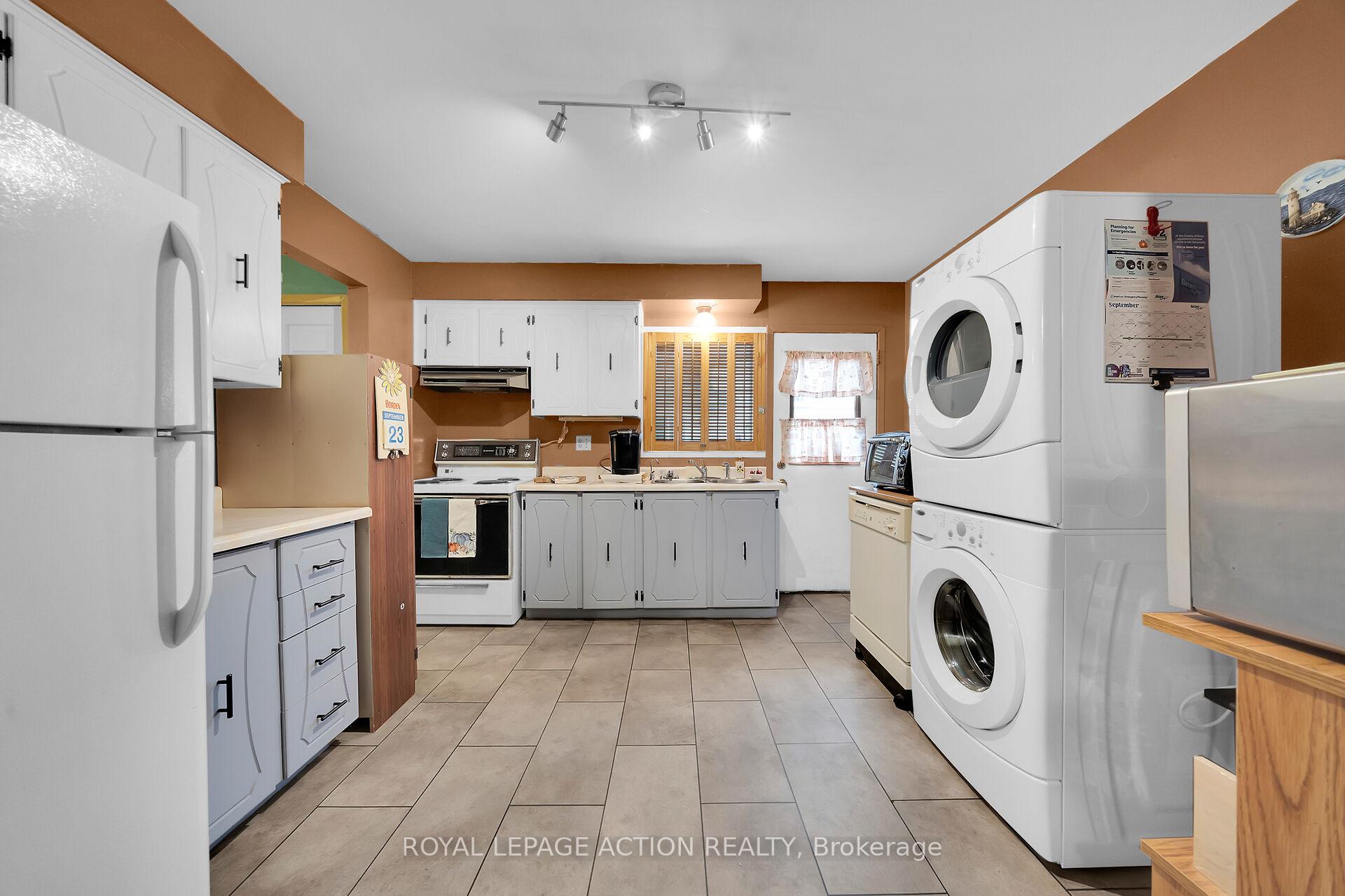 Photo 12 of 8 Maple Crescent, Brant, Paris — HOMEH