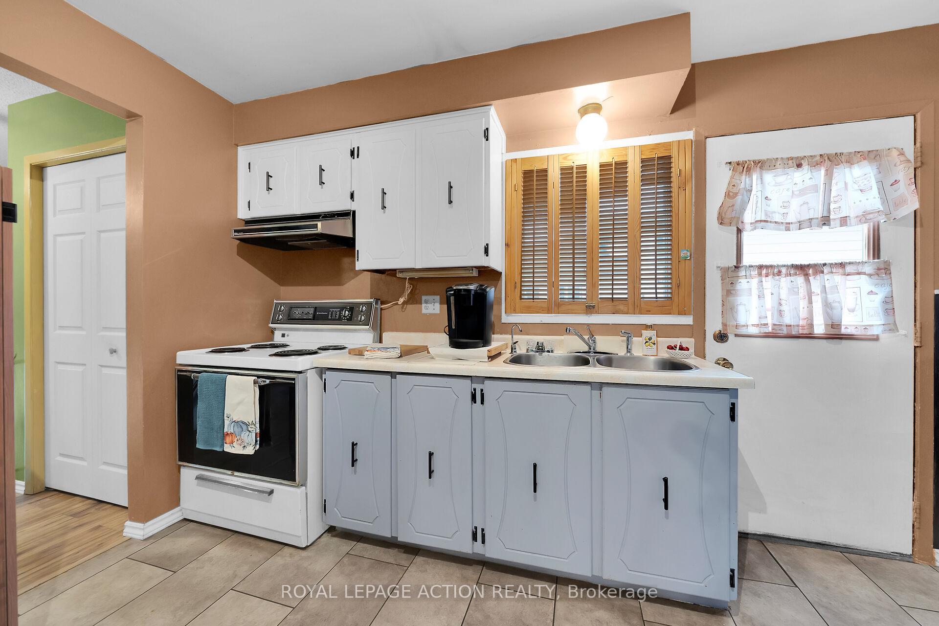 Photo 10 of 8 Maple Crescent, Brant, Paris — HOMEH