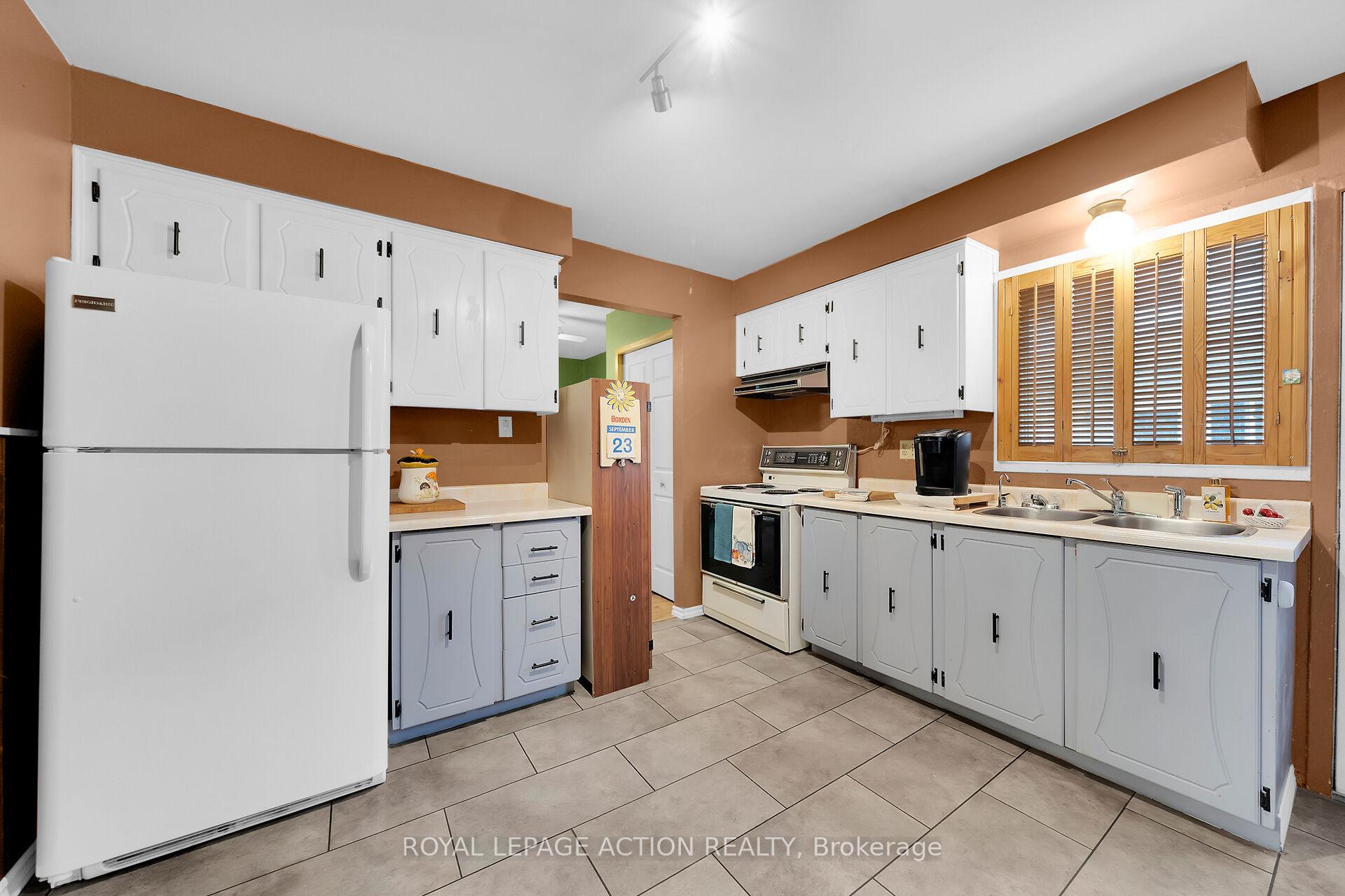 Photo 11 of 8 Maple Crescent, Brant, Paris — HOMEH