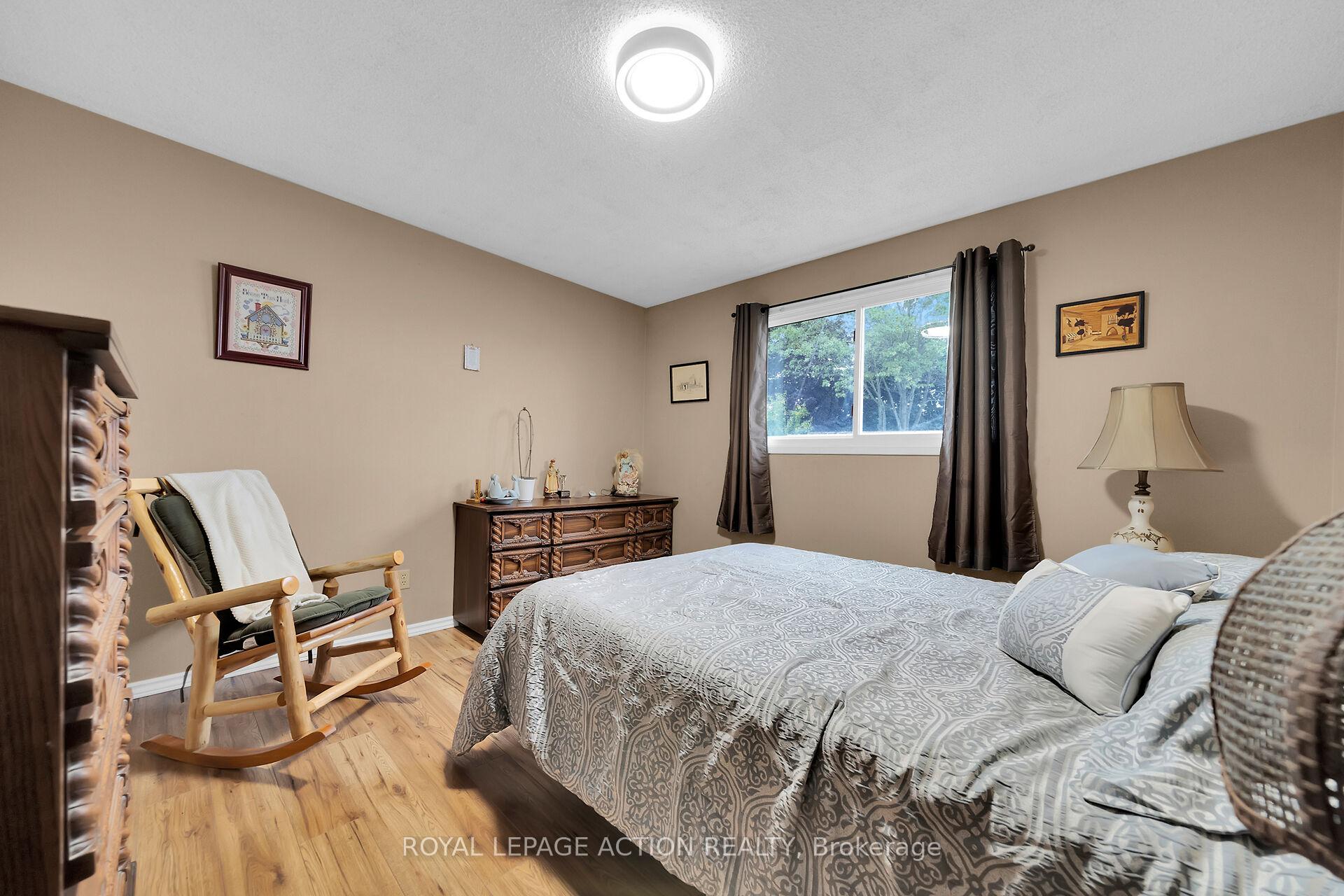 Photo 19 of 8 Maple Crescent, Brant, Paris — HOMEH