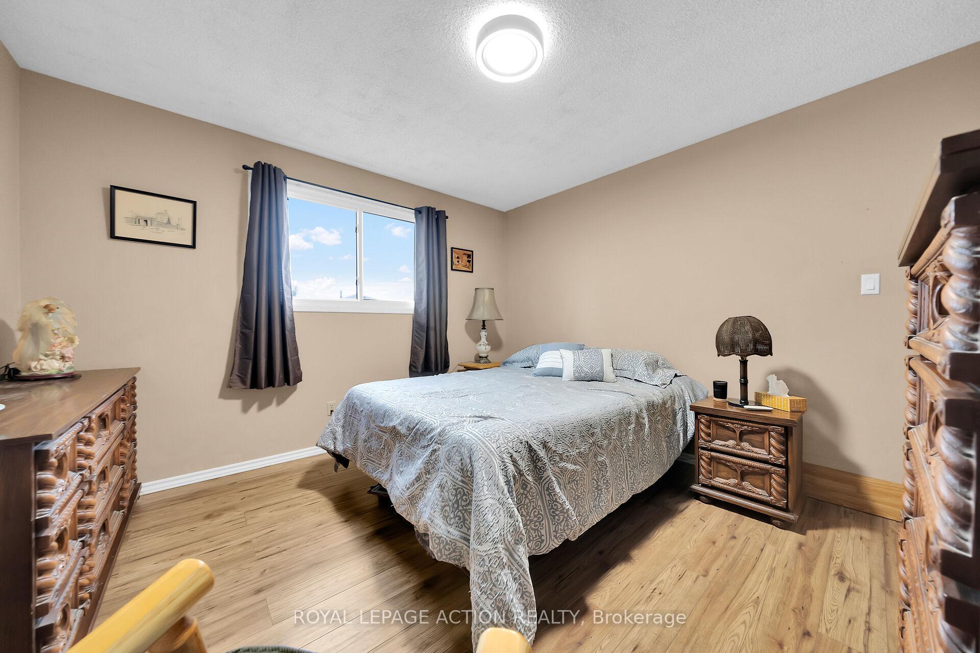 Photo 16 of 8 Maple Crescent, Brant, Paris — HOMEH
