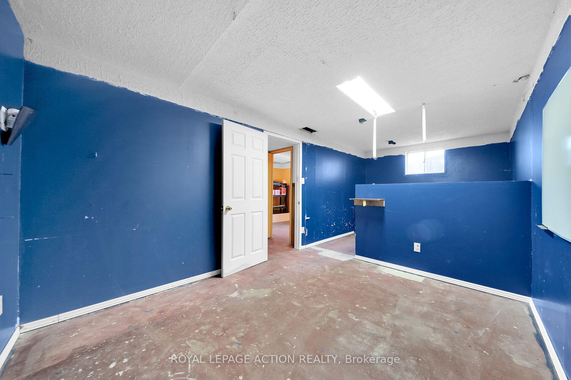 Photo 23 of 8 Maple Crescent, Brant, Paris — HOMEH