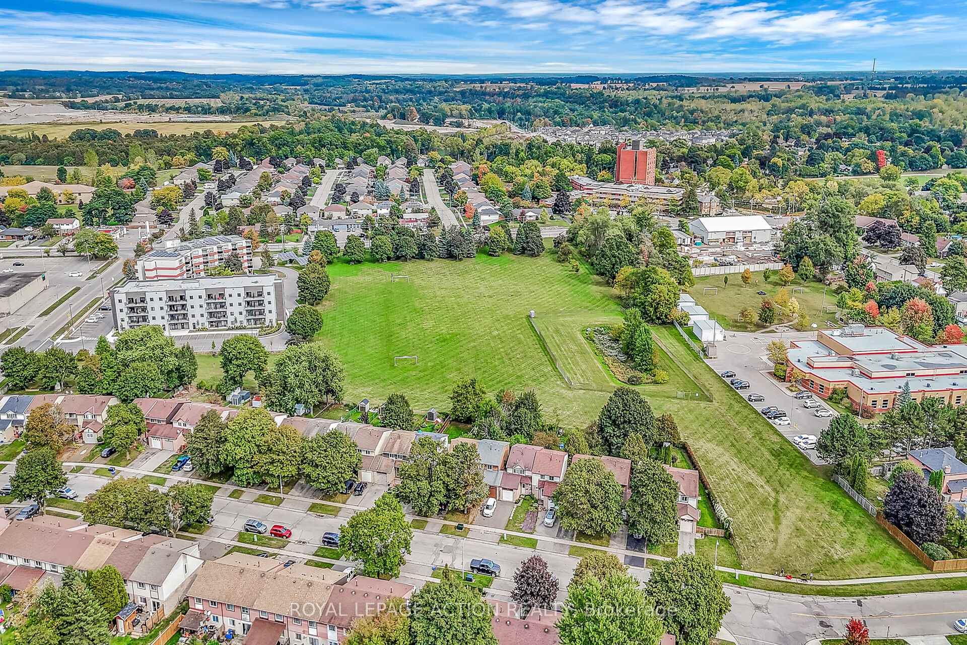 Photo 28 of 8 Maple Crescent, Brant, Paris — HOMEH