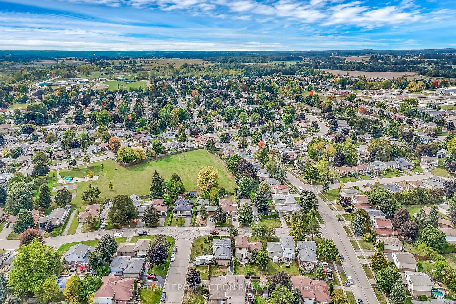 Photo 34 of 8 Maple Crescent, Brant, Paris — HOMEH