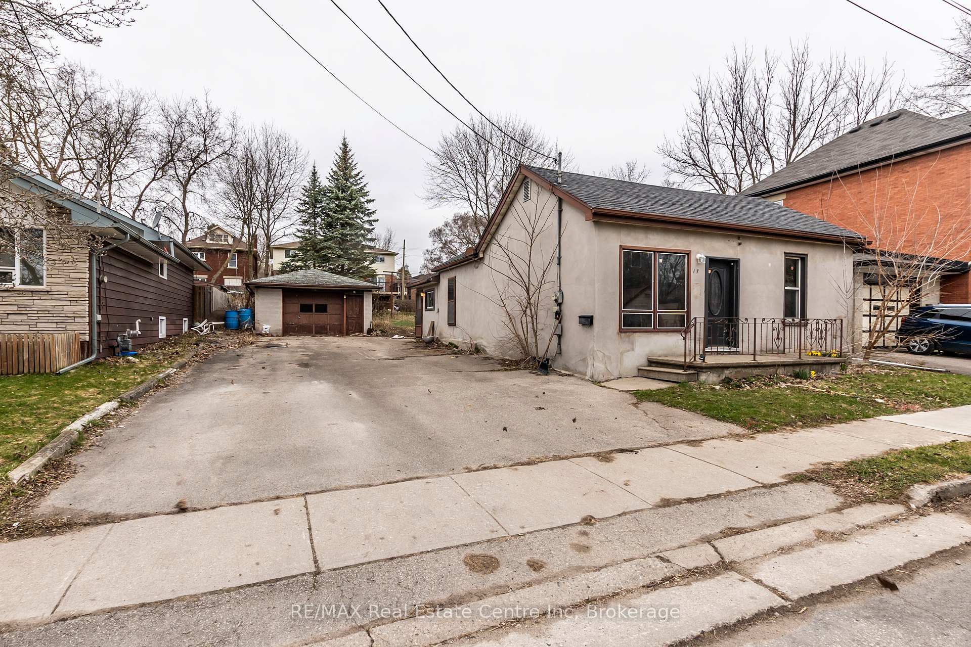 Photo 4 of 17 Emslie Street, Guelph, Downtown — HOMEH