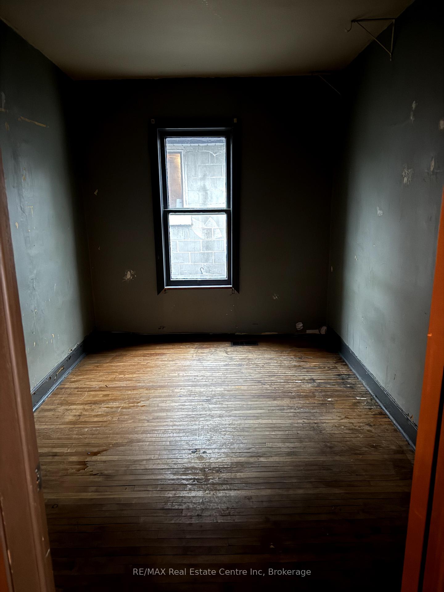Photo 8 of 17 Emslie Street, Guelph, Downtown — HOMEH
