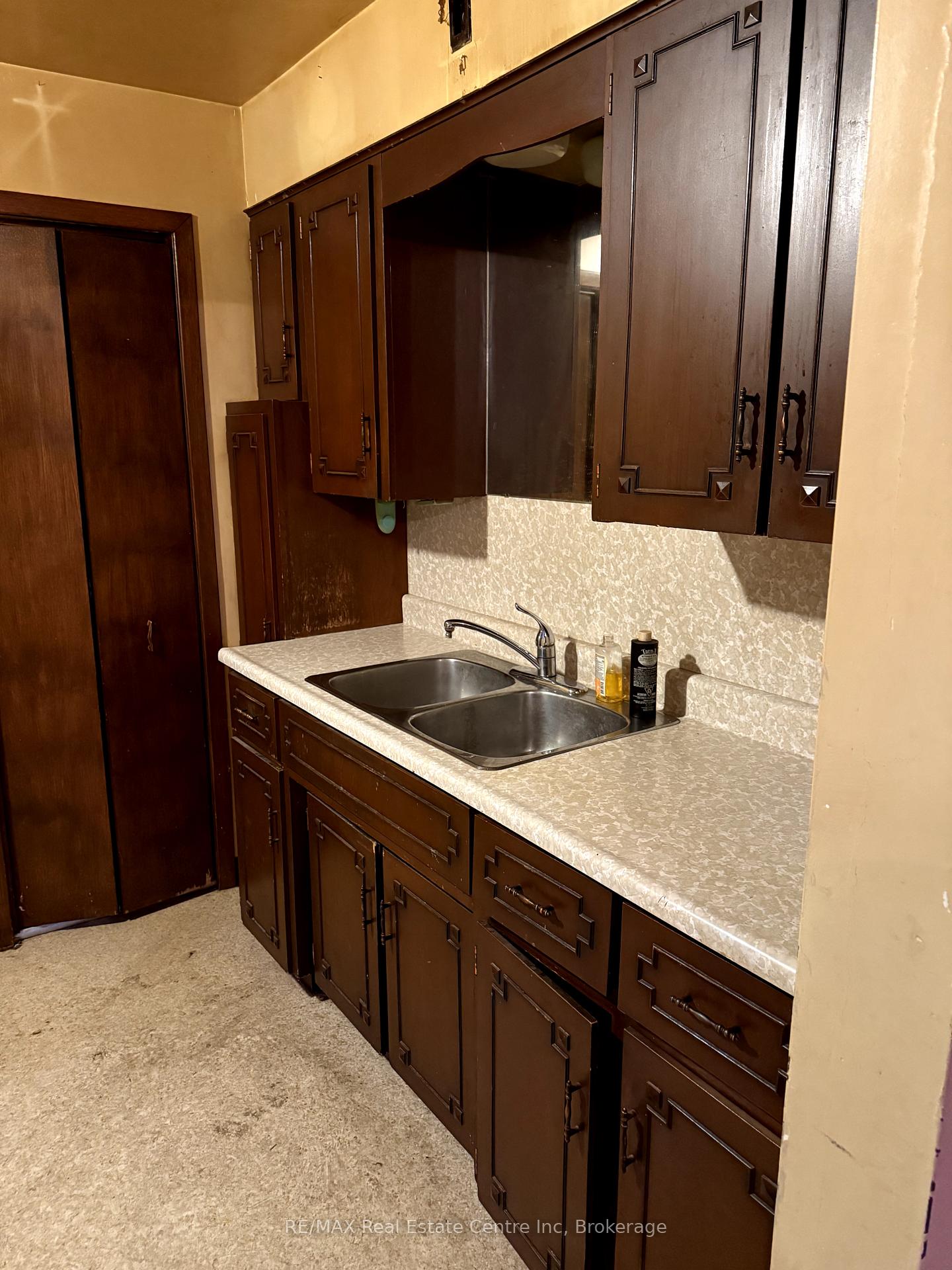 Photo 11 of 17 Emslie Street, Guelph, Downtown — HOMEH