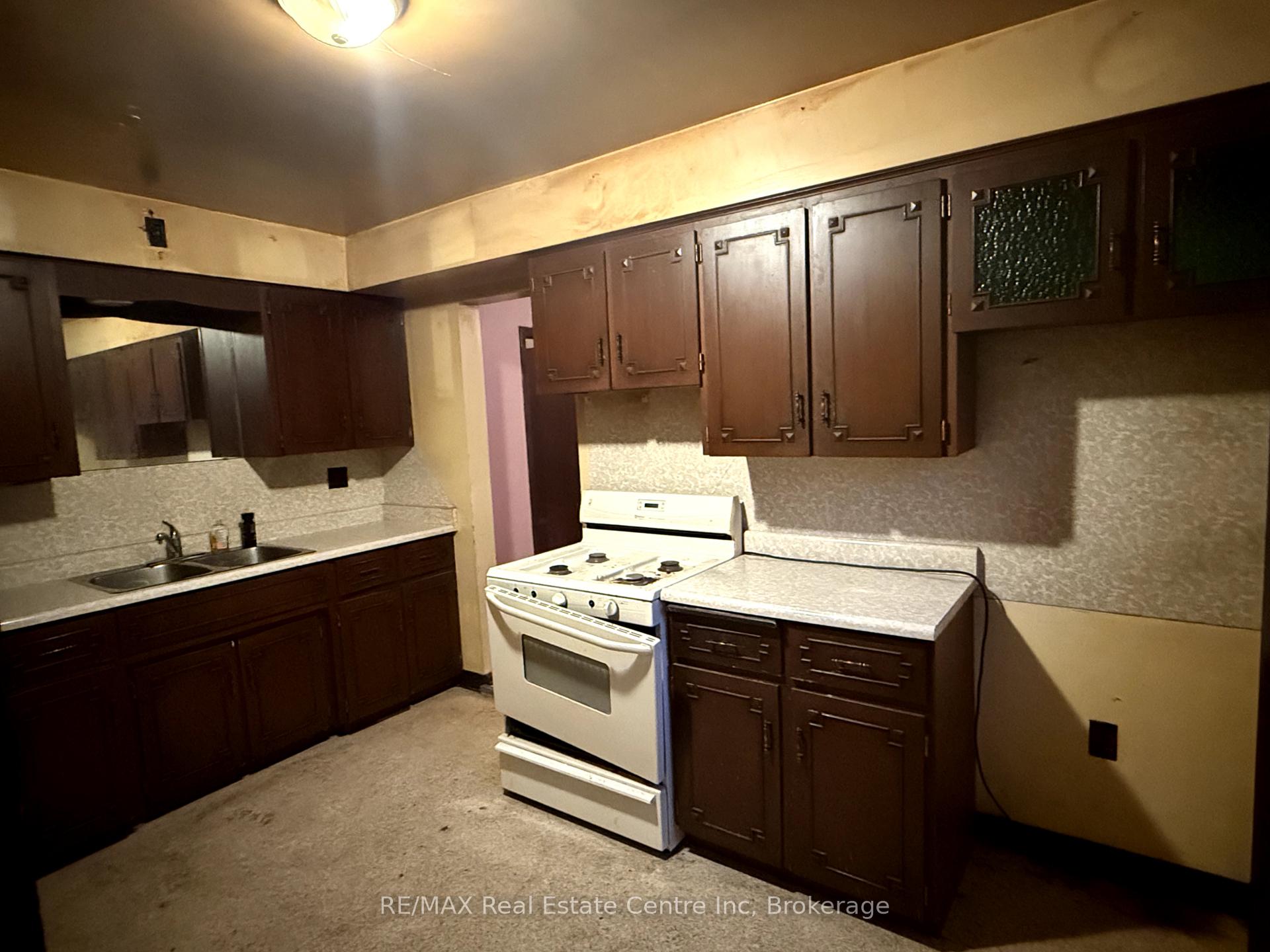 Photo 12 of 17 Emslie Street, Guelph, Downtown — HOMEH