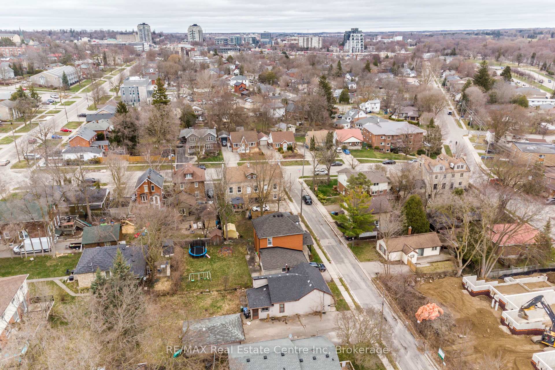 Photo 18 of 17 Emslie Street, Guelph, Downtown — HOMEH
