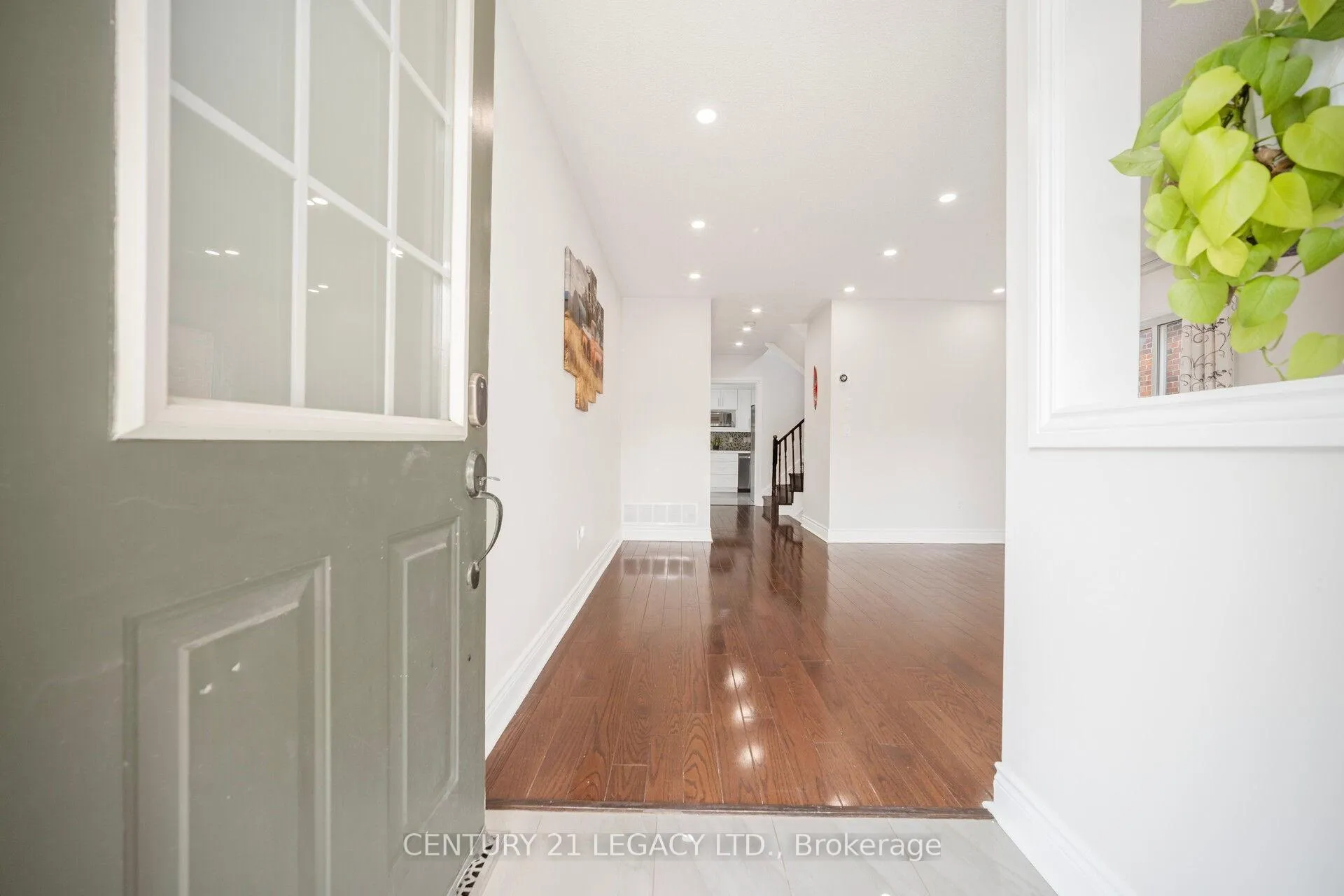 Photo 3 of 28 Sunnybrook Crescent, Brampton, Fletcher's Meadow — HOMEH