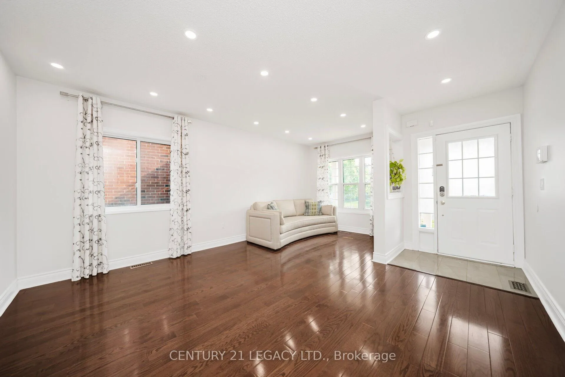 Photo 4 of 28 Sunnybrook Crescent, Brampton, Fletcher's Meadow — HOMEH