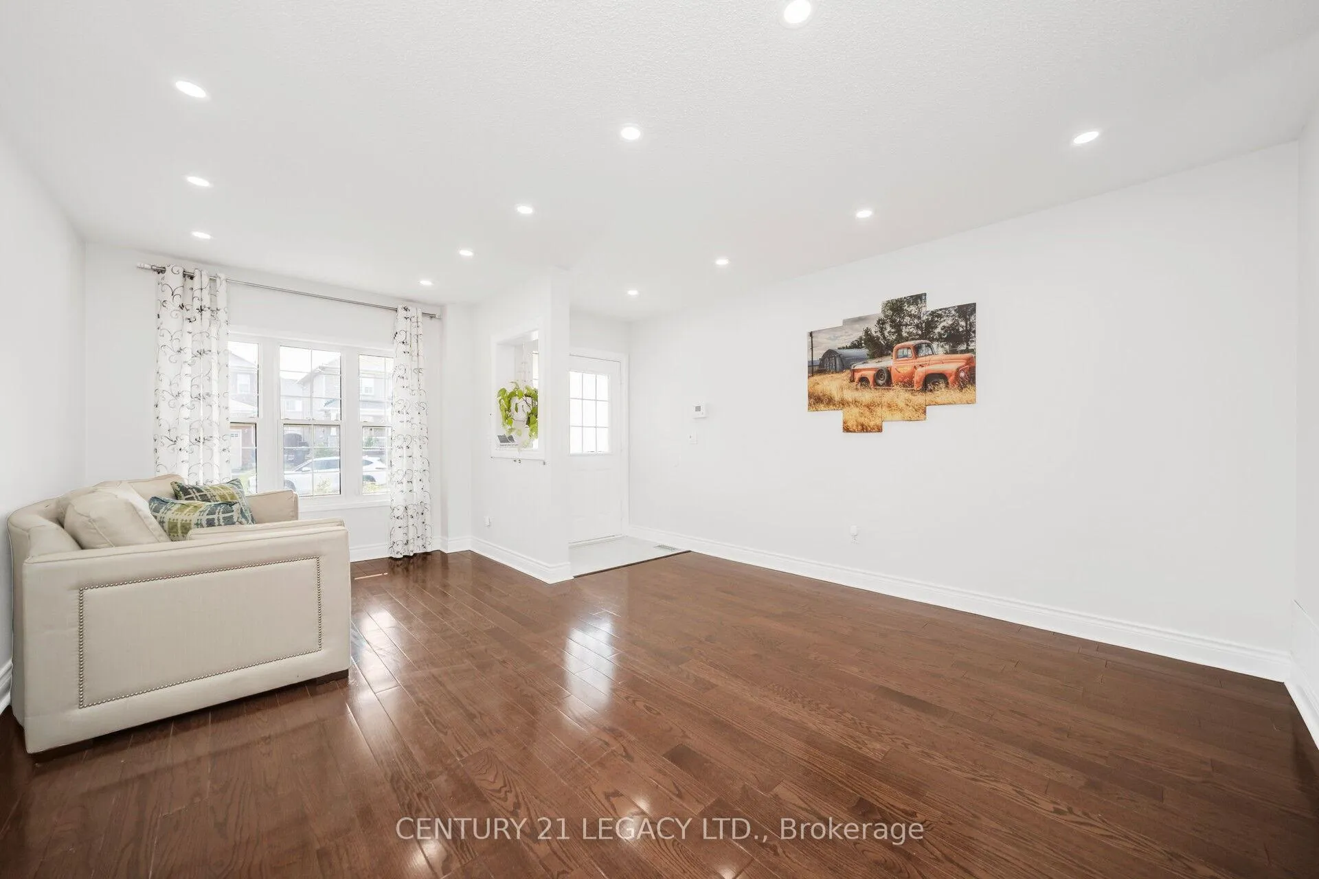Photo 5 of 28 Sunnybrook Crescent, Brampton, Fletcher's Meadow — HOMEH