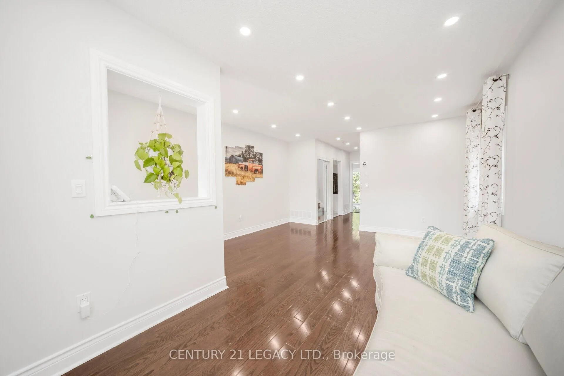 Photo 6 of 28 Sunnybrook Crescent, Brampton, Fletcher's Meadow — HOMEH