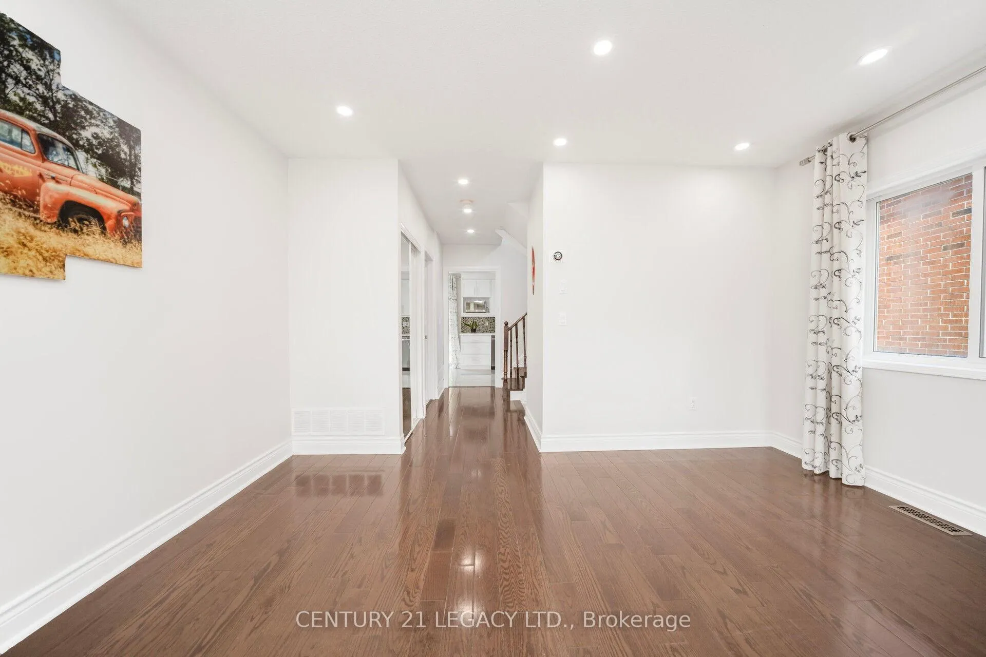 Photo 7 of 28 Sunnybrook Crescent, Brampton, Fletcher's Meadow — HOMEH