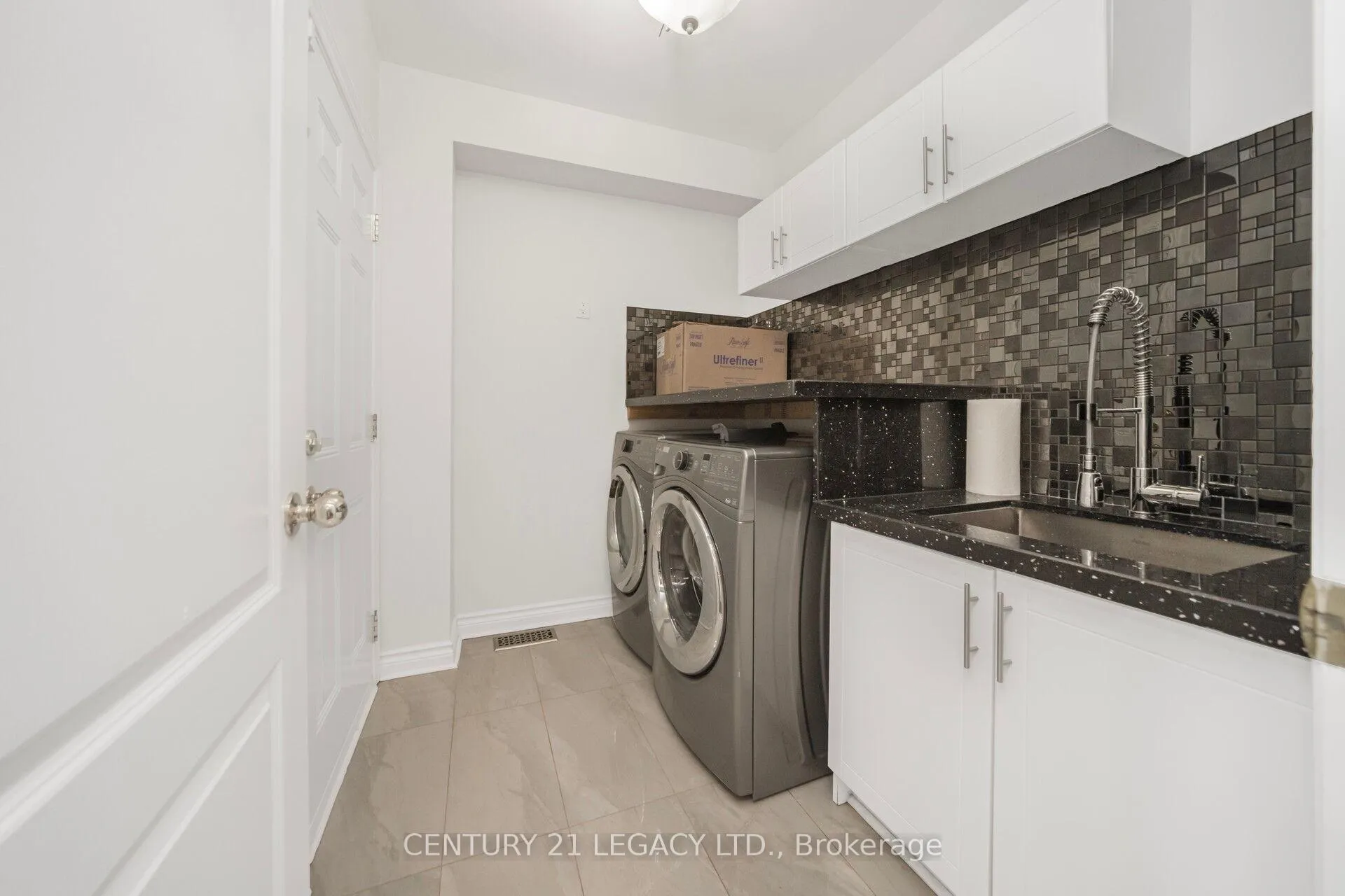 Photo 8 of 28 Sunnybrook Crescent, Brampton, Fletcher's Meadow — HOMEH