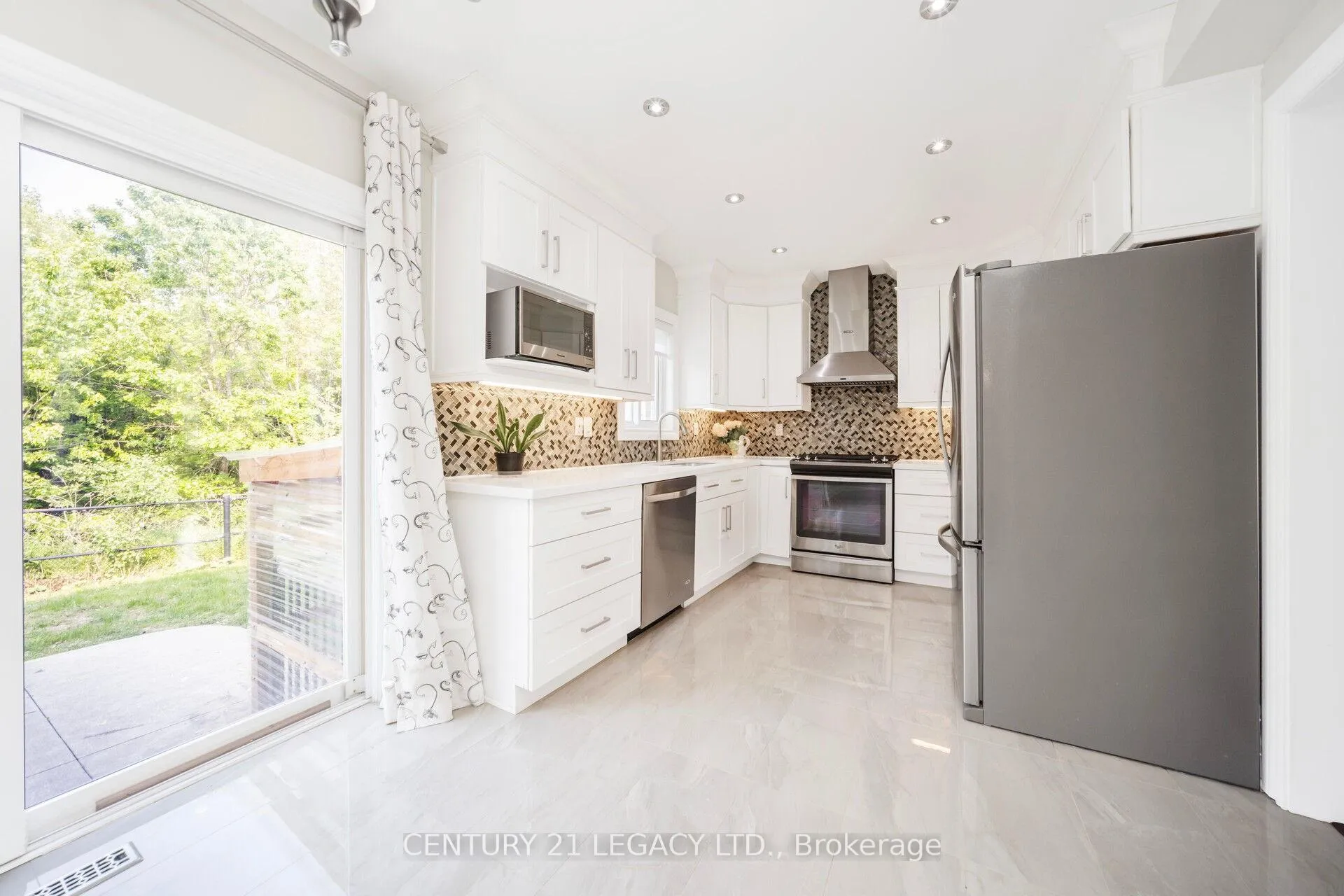 Photo 9 of 28 Sunnybrook Crescent, Brampton, Fletcher's Meadow — HOMEH