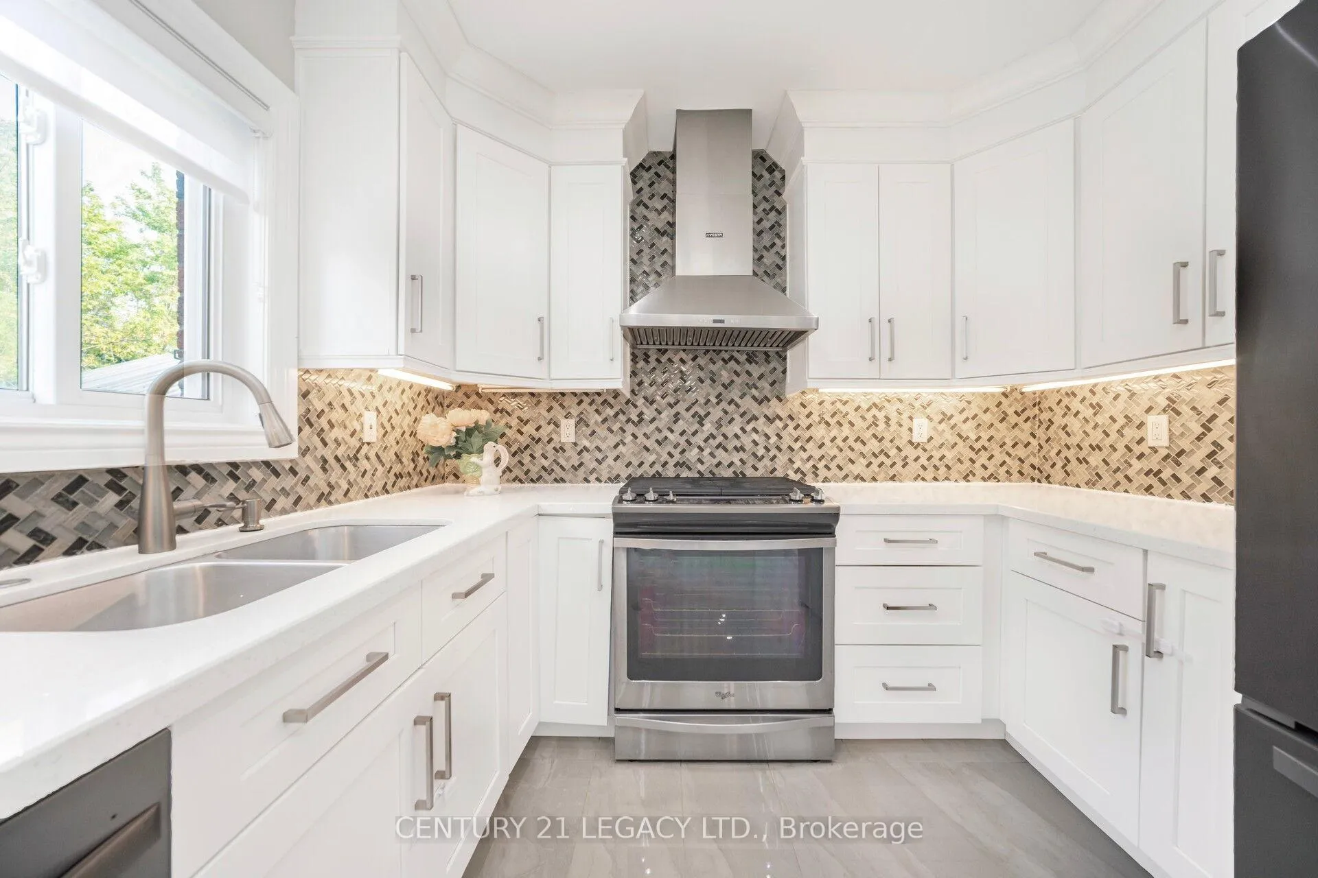 Photo 11 of 28 Sunnybrook Crescent, Brampton, Fletcher's Meadow — HOMEH