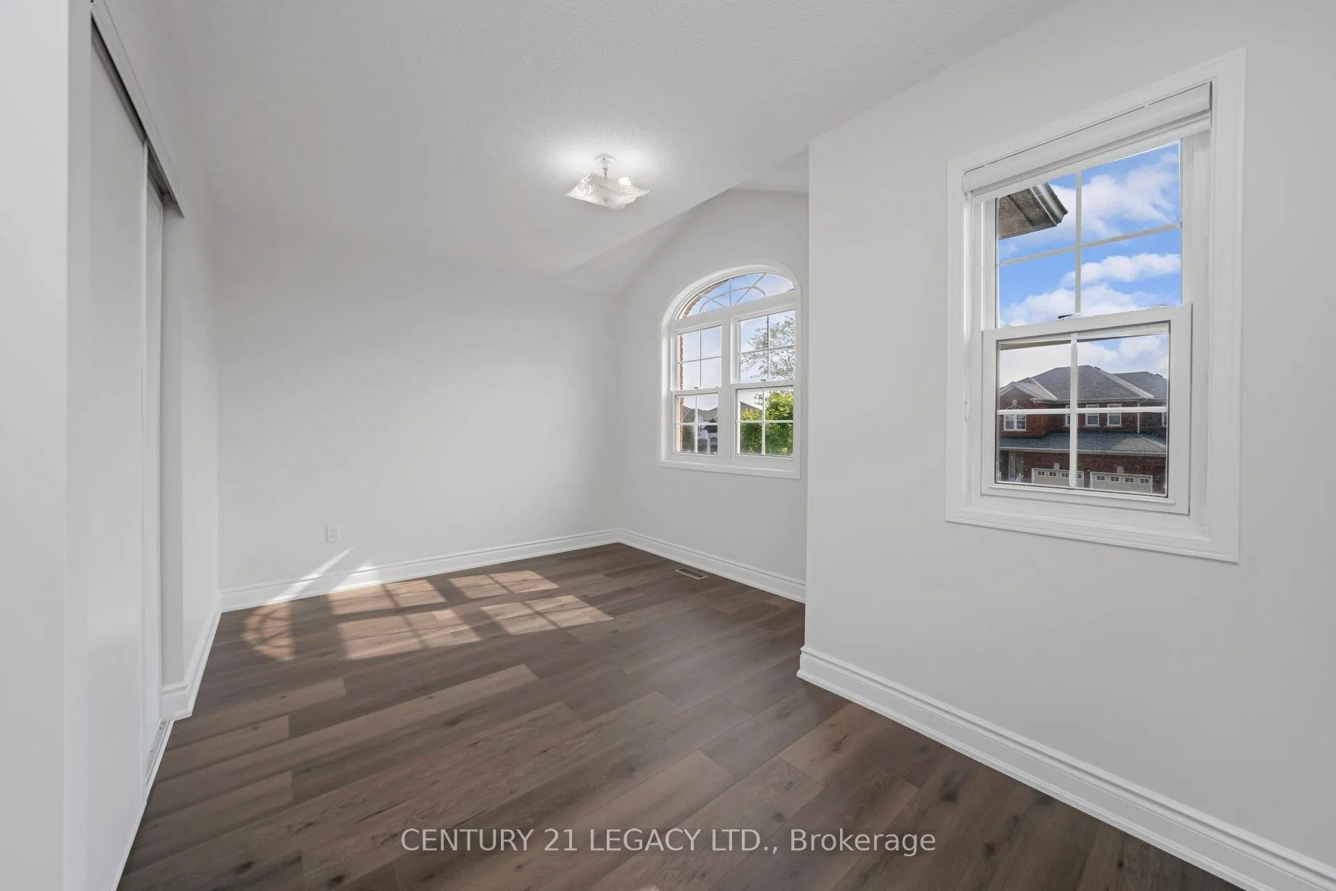Photo 31 of 28 Sunnybrook Crescent, Brampton, Fletcher's Meadow — HOMEH
