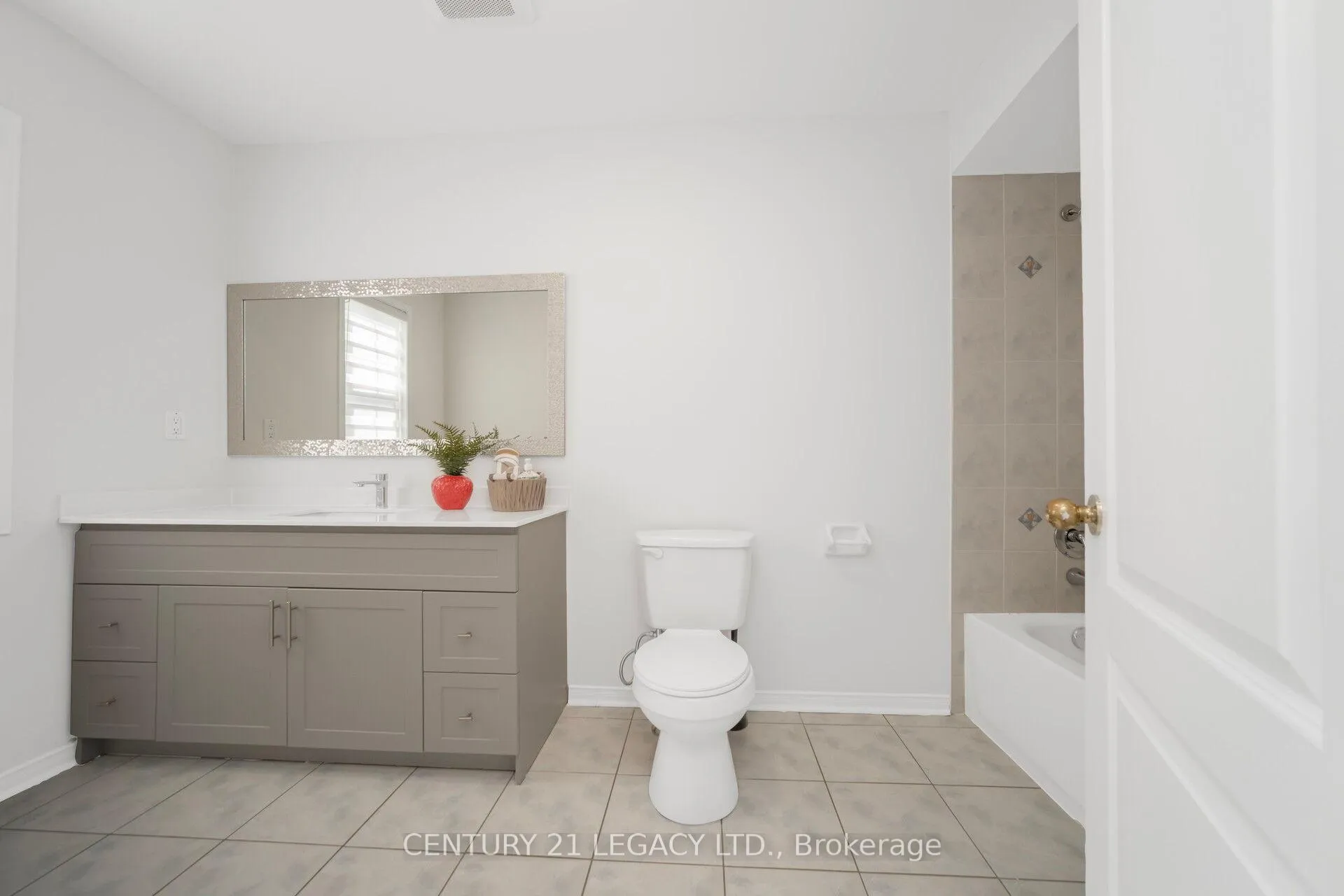Photo 33 of 28 Sunnybrook Crescent, Brampton, Fletcher's Meadow — HOMEH