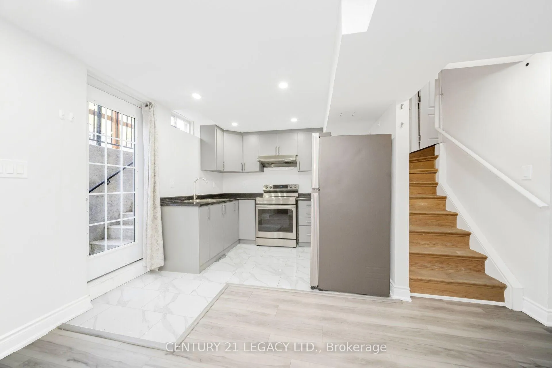 Photo 37 of 28 Sunnybrook Crescent, Brampton, Fletcher's Meadow — HOMEH