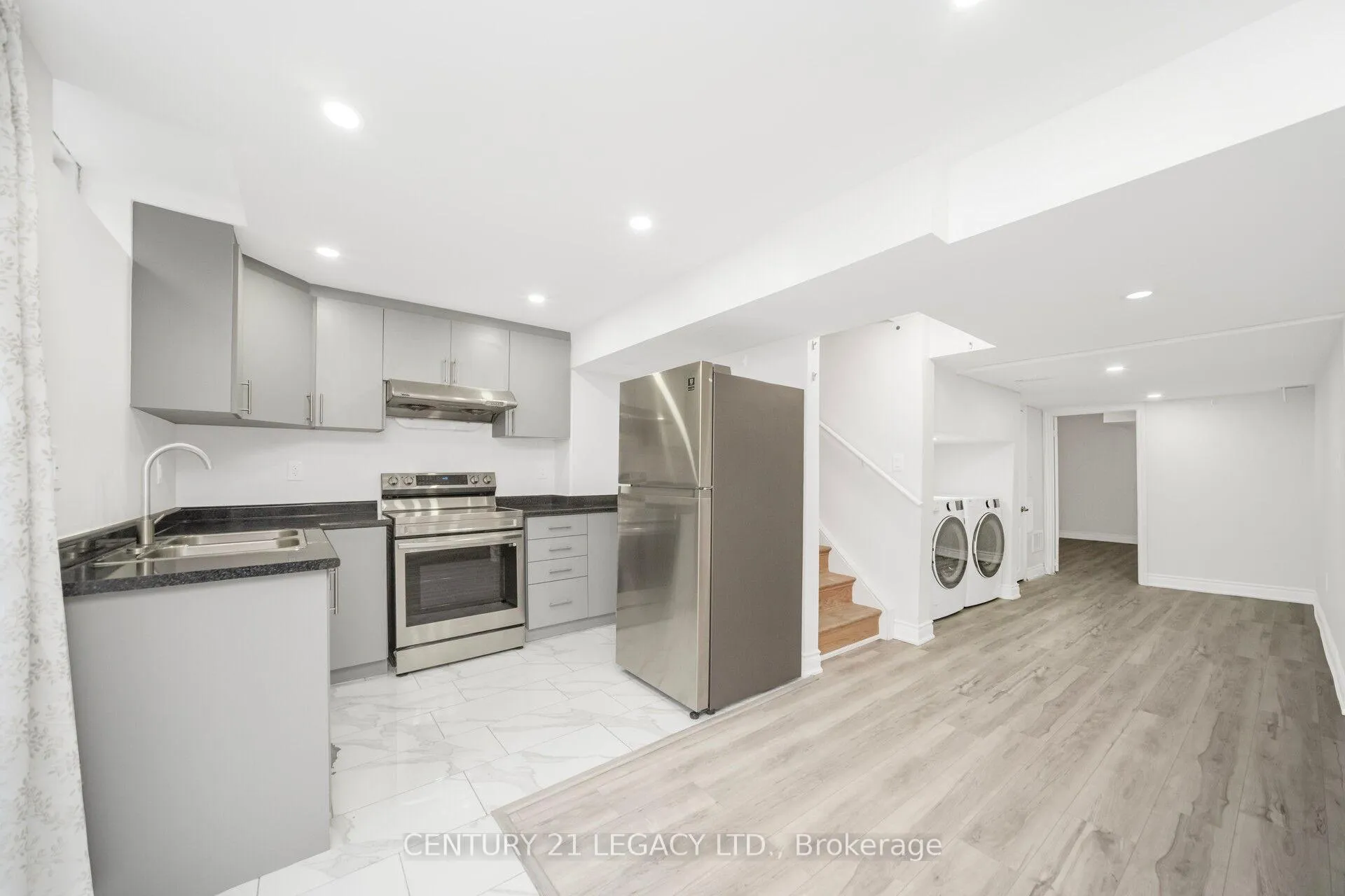 Photo 38 of 28 Sunnybrook Crescent, Brampton, Fletcher's Meadow — HOMEH