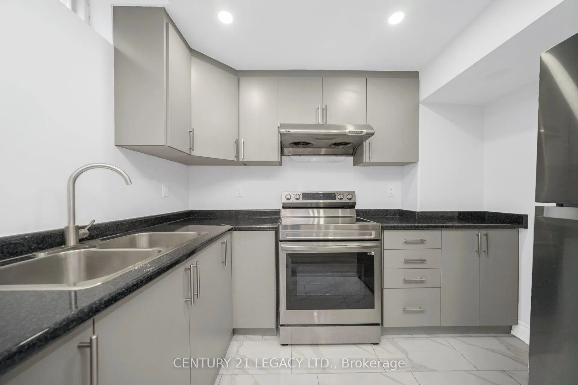 Photo 39 of 28 Sunnybrook Crescent, Brampton, Fletcher's Meadow — HOMEH