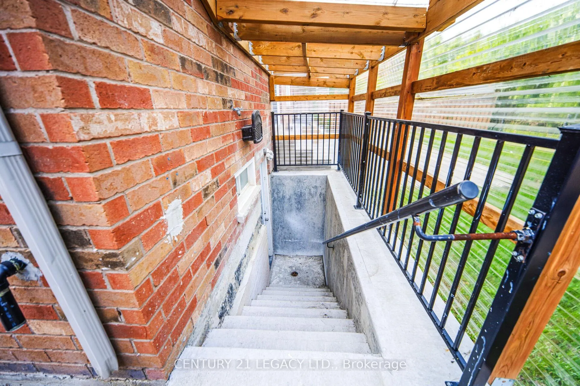 Photo 47 of 28 Sunnybrook Crescent, Brampton, Fletcher's Meadow — HOMEH