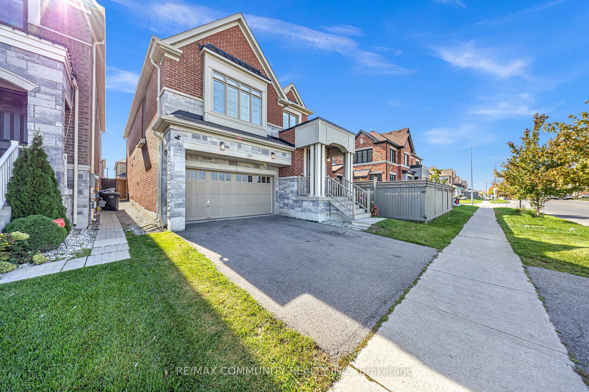 Photo 1 of 209 Castle Oaks Crossing, Brampton, Bram East — HOMEH