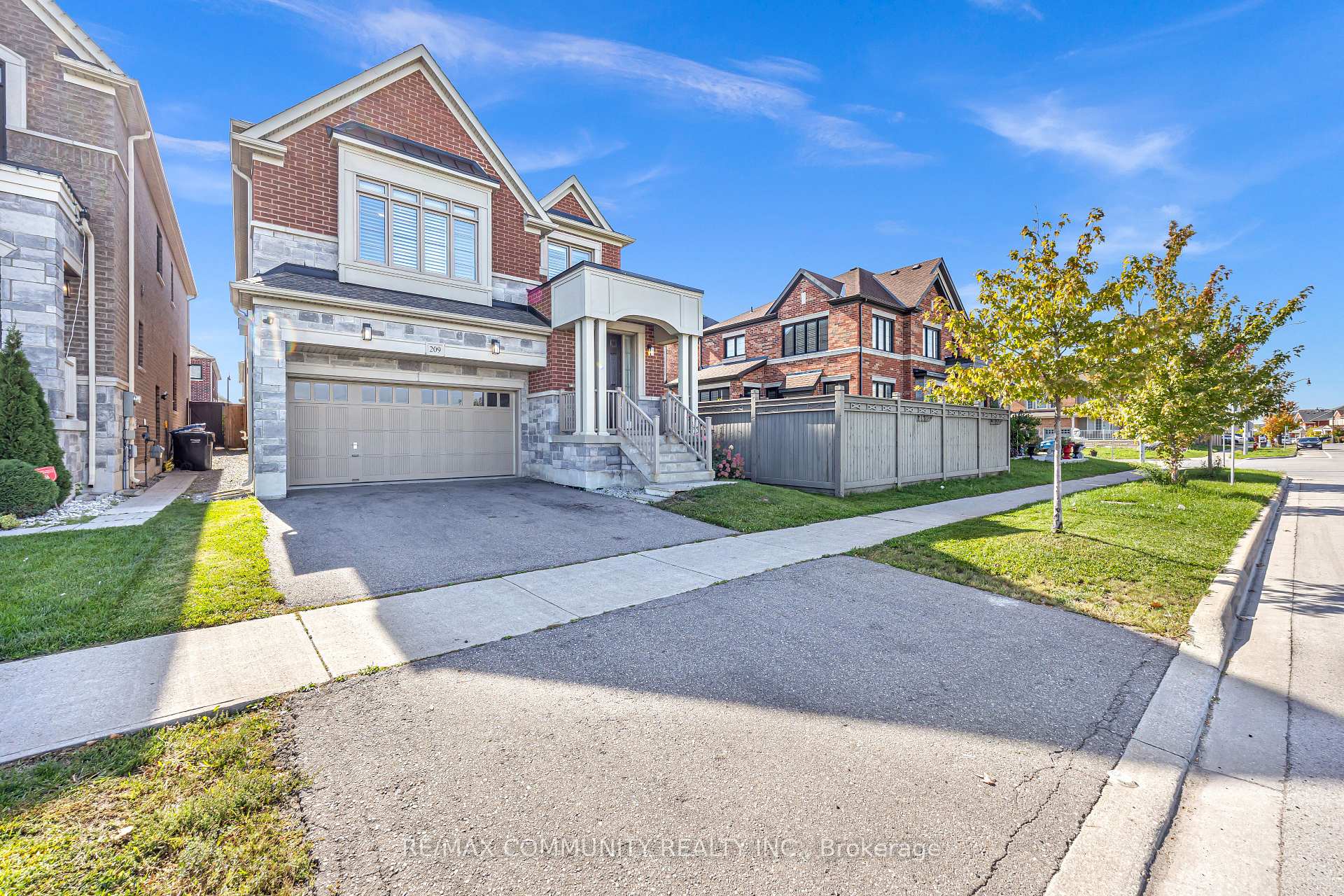 Photo 2 of 209 Castle Oaks Crossing, Brampton, Bram East — HOMEH