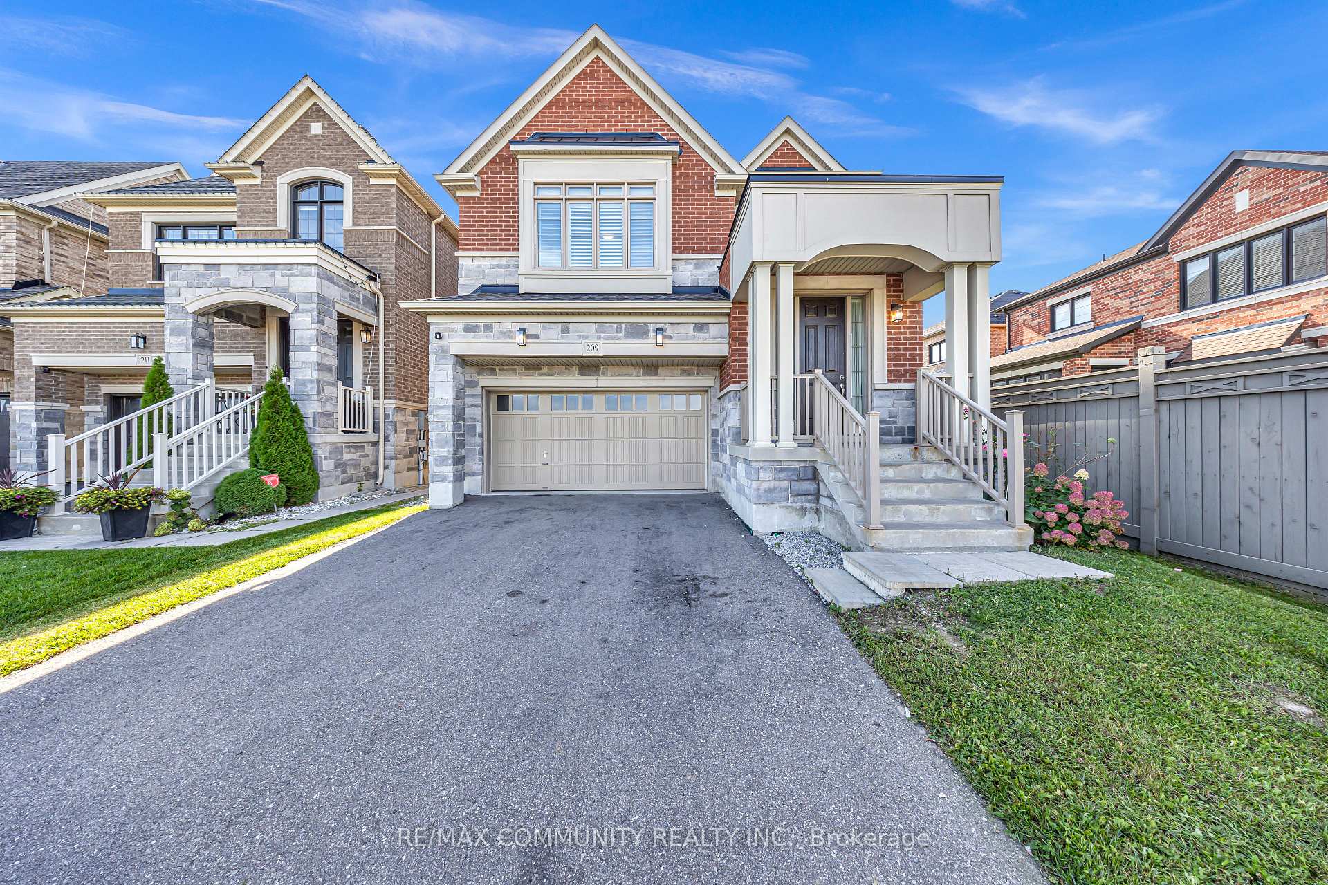 Photo 3 of 209 Castle Oaks Crossing, Brampton, Bram East — HOMEH