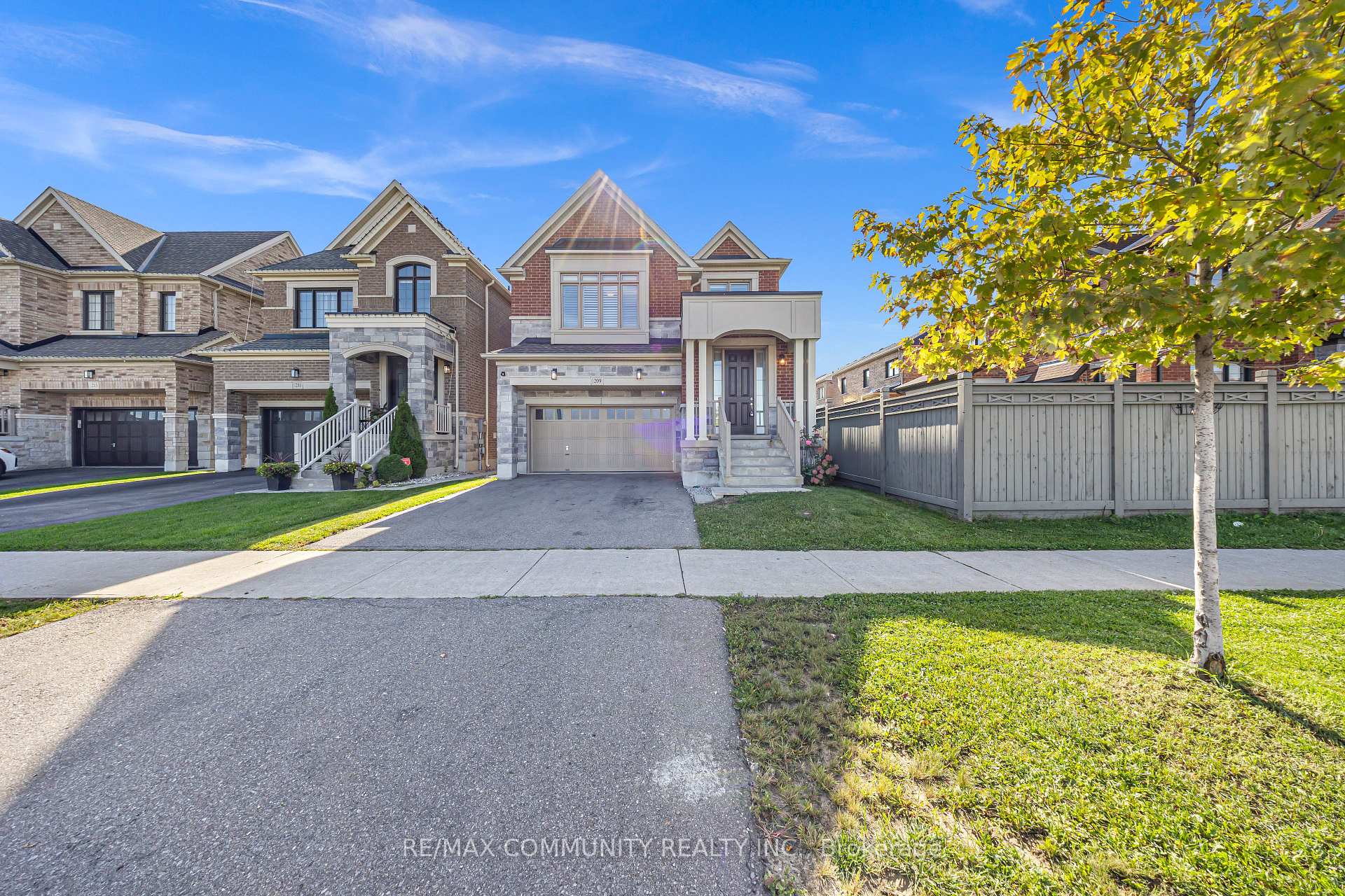 Photo 4 of 209 Castle Oaks Crossing, Brampton, Bram East — HOMEH