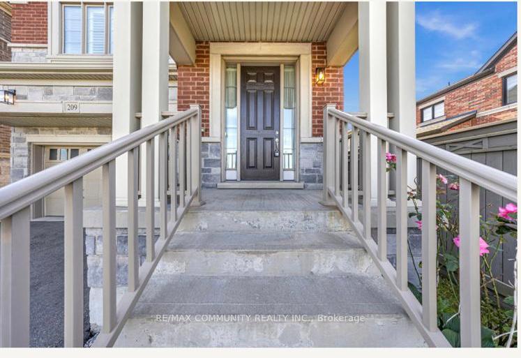 Photo 5 of 209 Castle Oaks Crossing, Brampton, Bram East — HOMEH