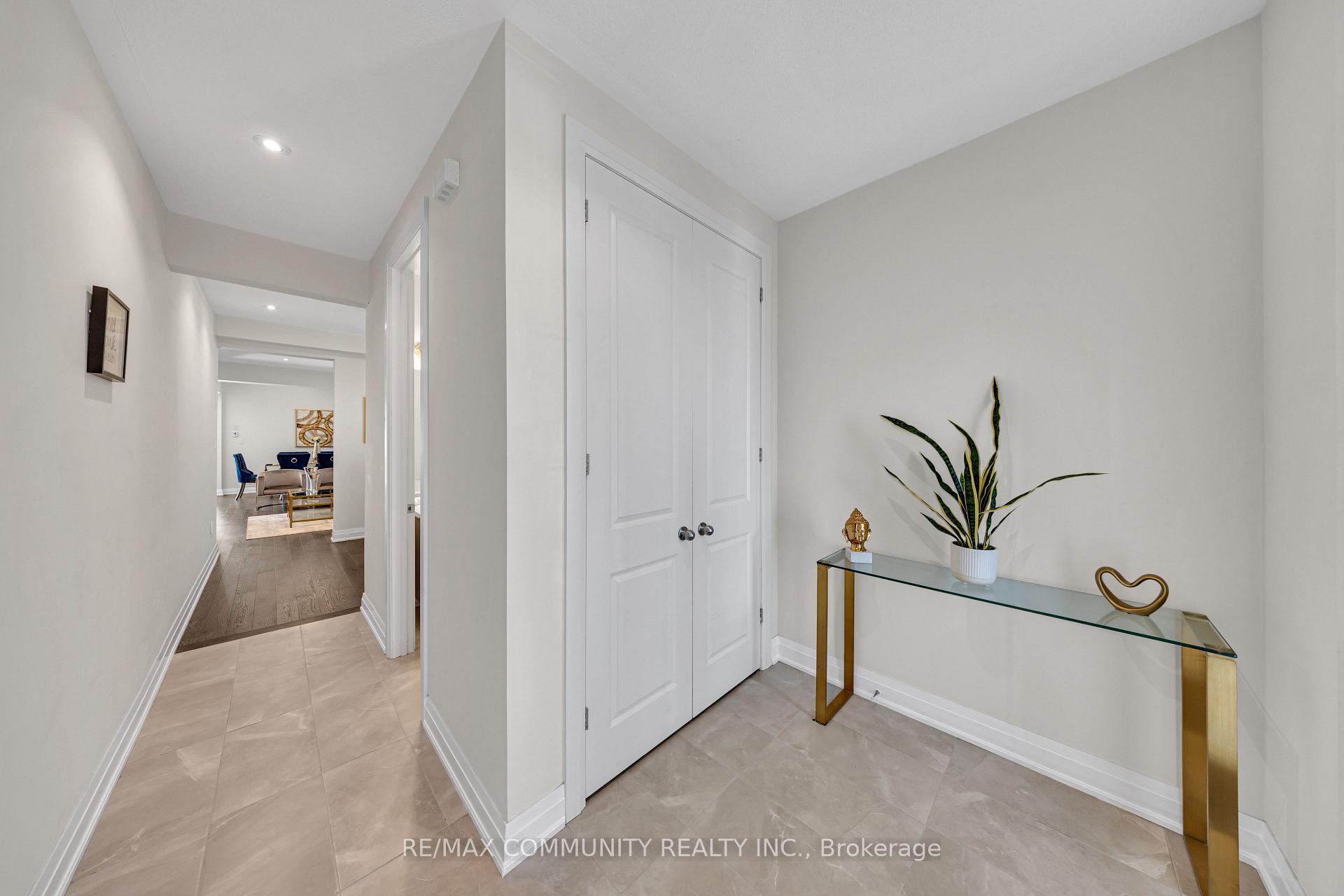 Photo 6 of 209 Castle Oaks Crossing, Brampton, Bram East — HOMEH