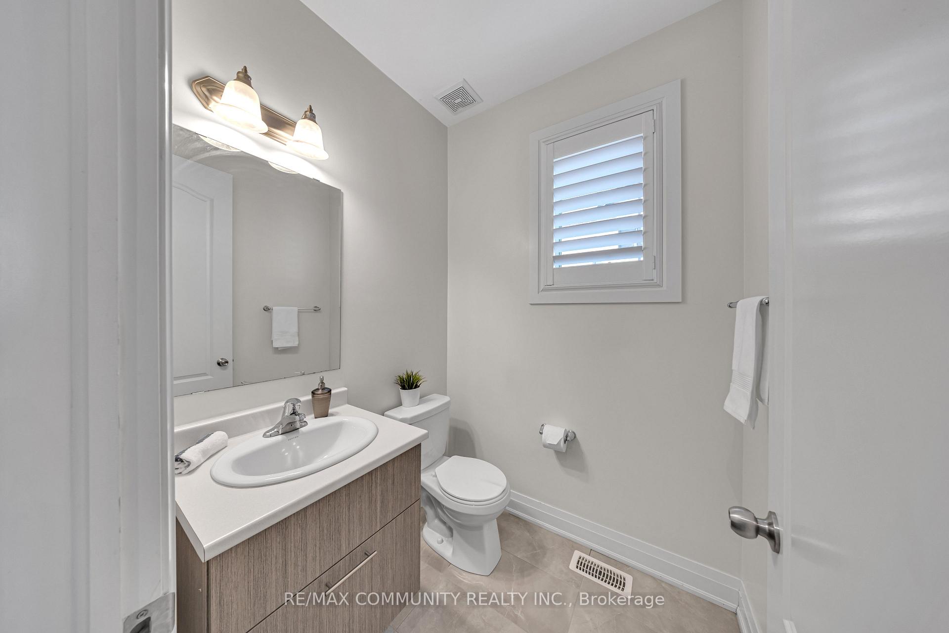 Photo 7 of 209 Castle Oaks Crossing, Brampton, Bram East — HOMEH