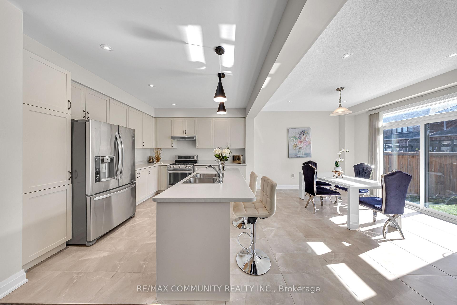 Photo 15 of 209 Castle Oaks Crossing, Brampton, Bram East — HOMEH