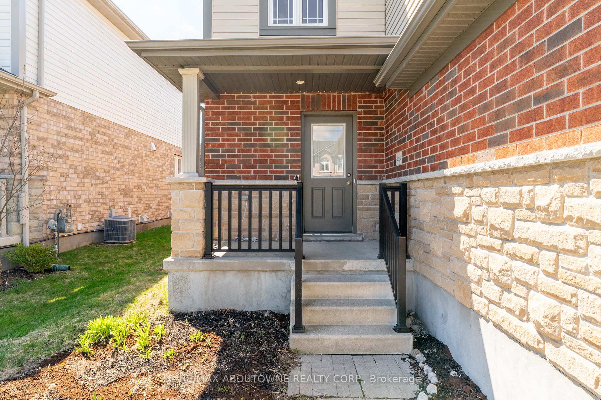 Photo 4 of 11 Revell Drive, Guelph, Clairfields/Hanlon Business Park — HOMEH