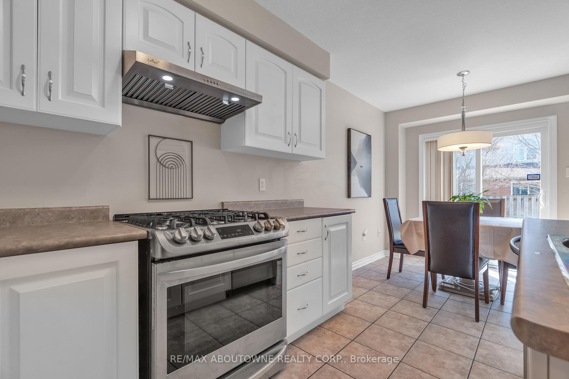 Photo 14 of 11 Revell Drive, Guelph, Clairfields/Hanlon Business Park — HOMEH