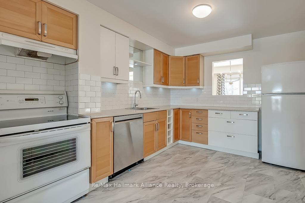 Photo 6 of Unit 14, 1580 Lancaster Drive, Oakville, Falgarwood — HOMEH