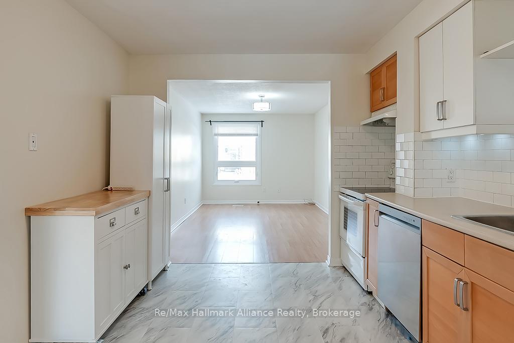Photo 7 of Unit 14, 1580 Lancaster Drive, Oakville, Falgarwood — HOMEH