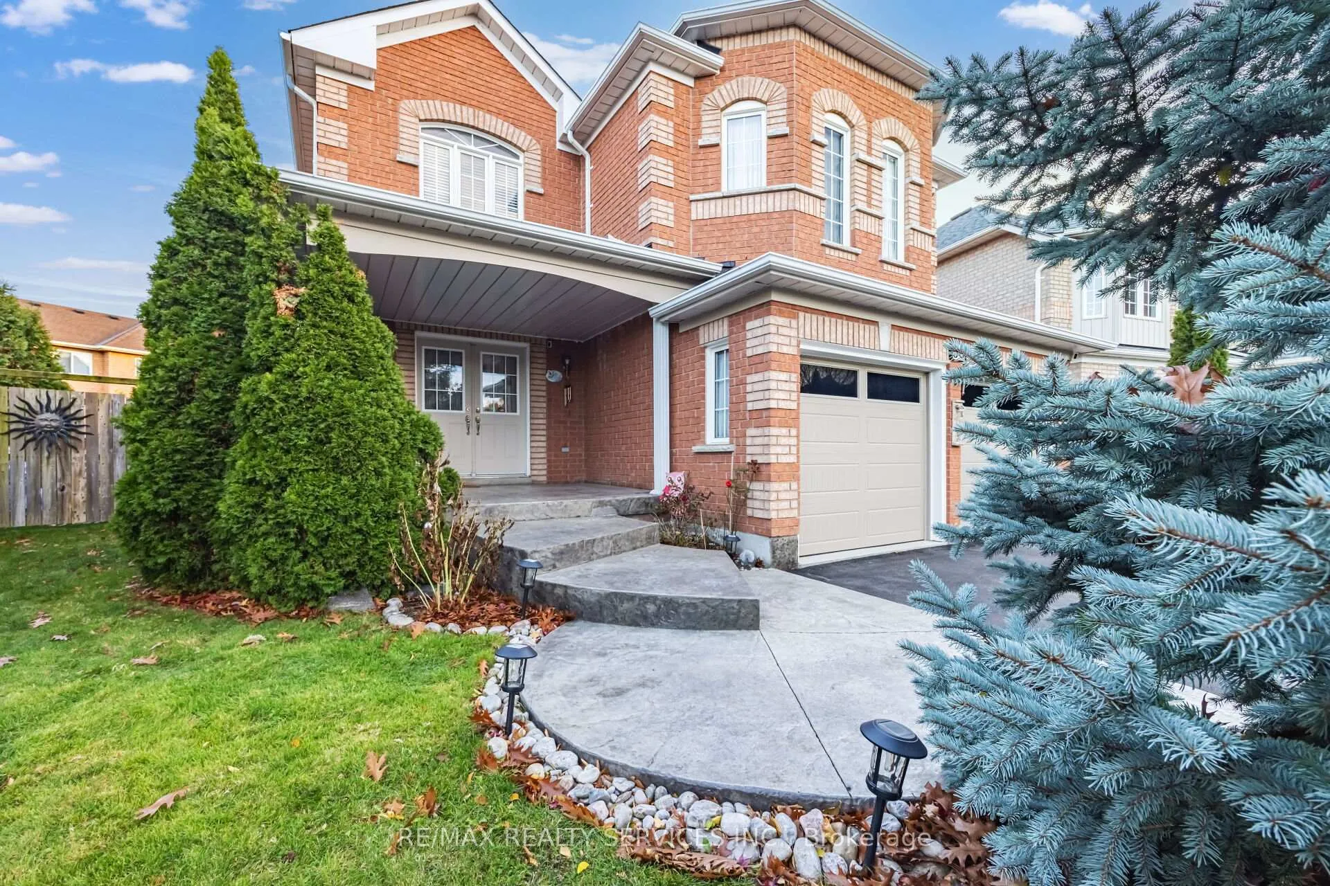Photo 7 of 56 Pappain Crescent, Brampton, Snelgrove — HOMEH