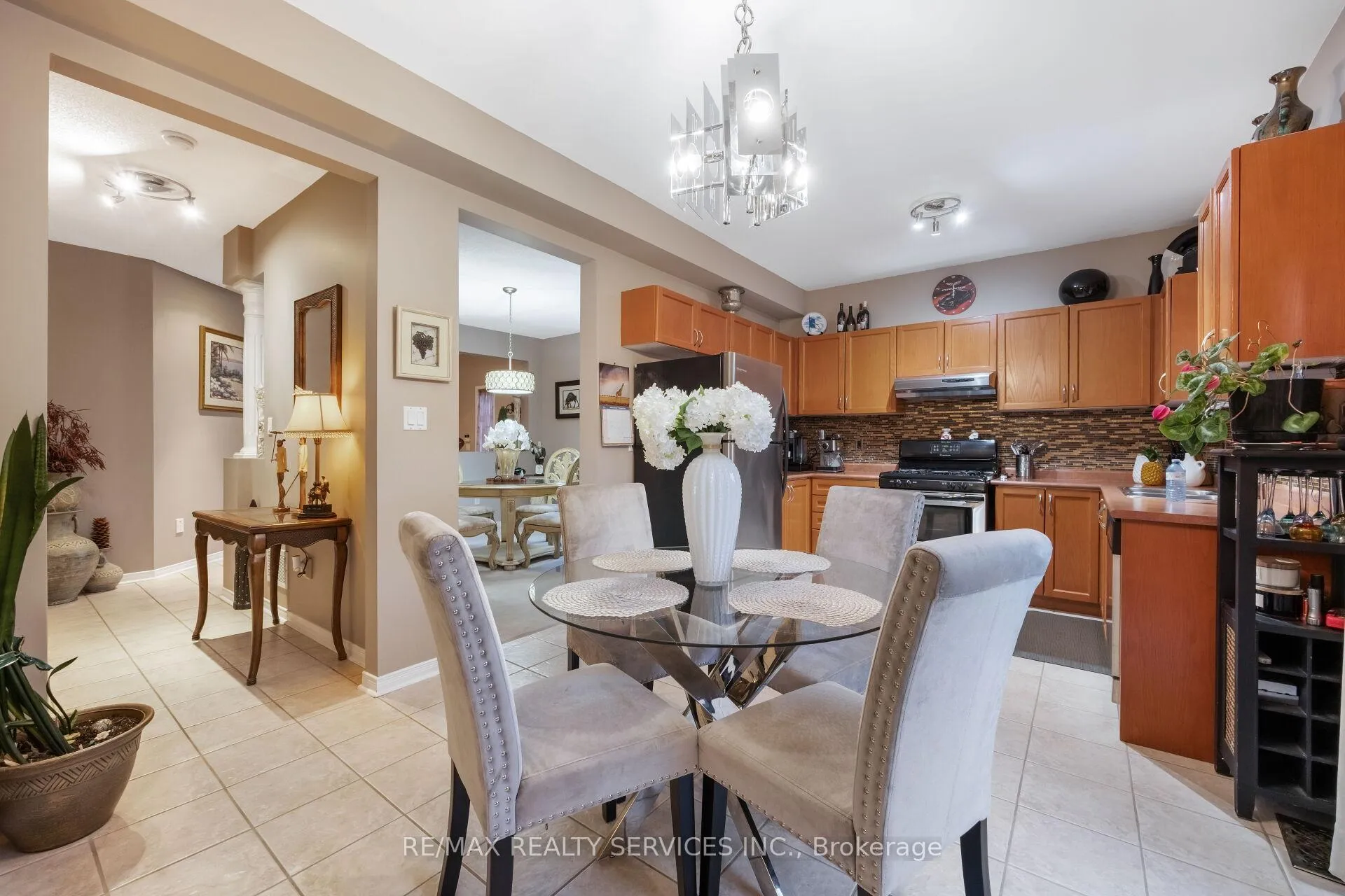Photo 16 of 56 Pappain Crescent, Brampton, Snelgrove — HOMEH