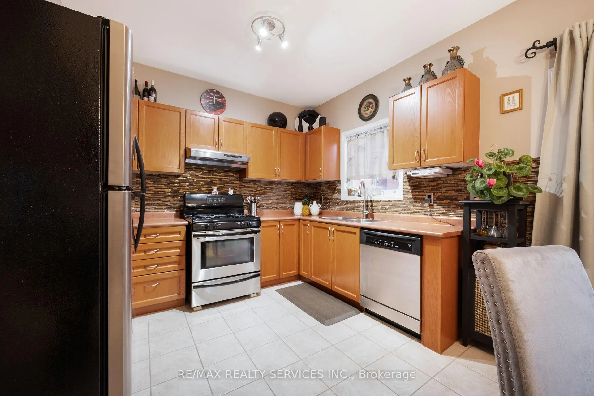 Photo 19 of 56 Pappain Crescent, Brampton, Snelgrove — HOMEH