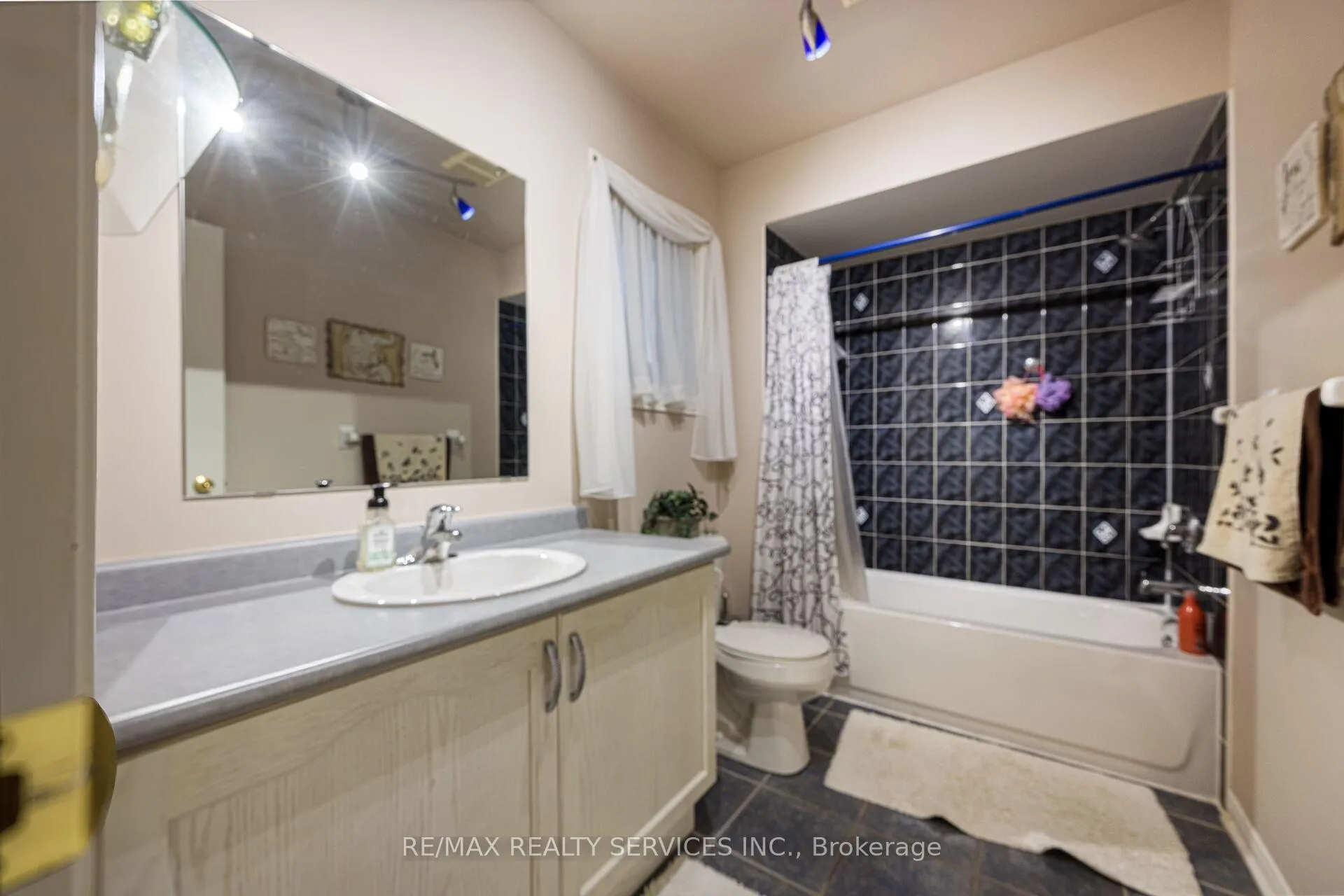 Photo 36 of 56 Pappain Crescent, Brampton, Snelgrove — HOMEH